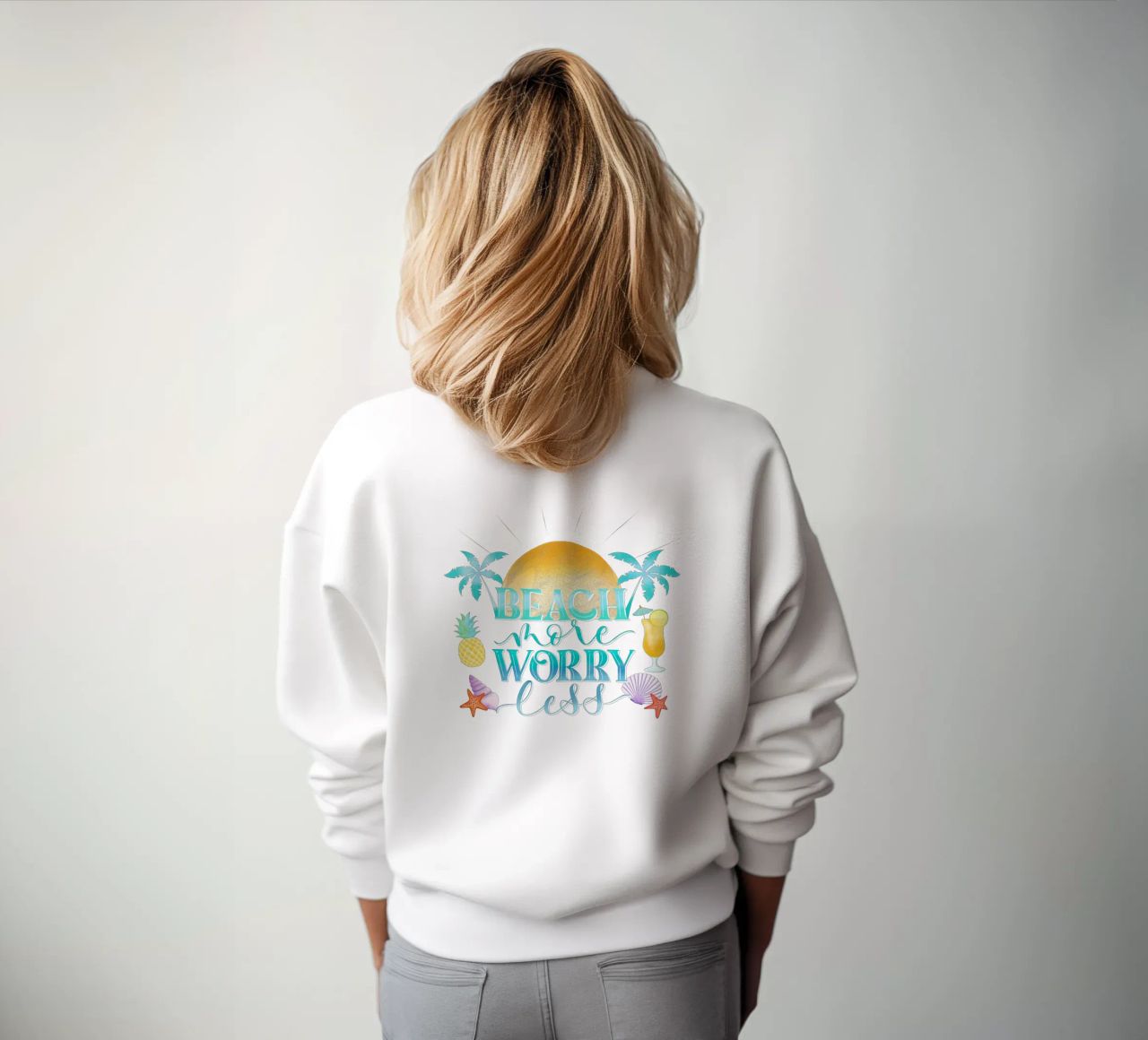 Spiaggiare di più. Worry Less. Lettering fresco con sensazione di spiaggia felpa da CalliLetters