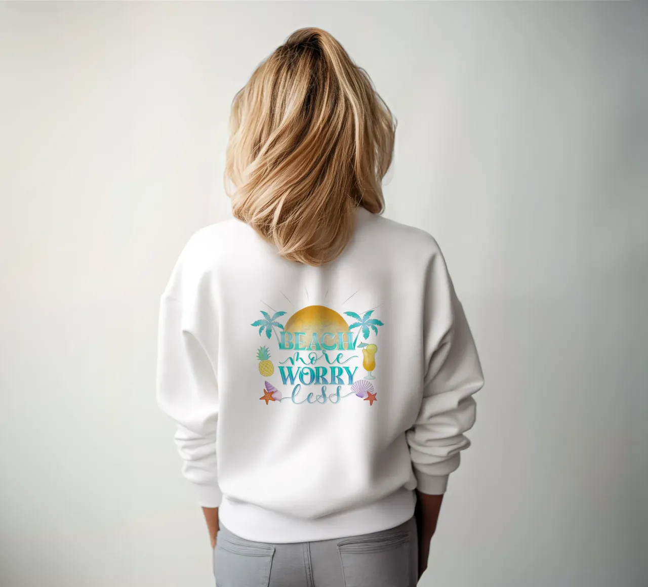 Mehr Strand. Worry Less. Cooles Lettering mit Strandfeeling Sweatshirt von CalliLetters