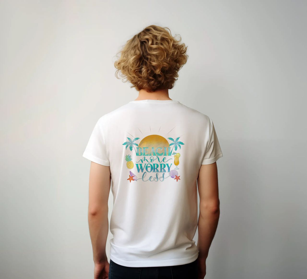 Spiaggiare di più. Worry Less. Lettering fresco con sensazione di spiaggia t-shirt da CalliLetters