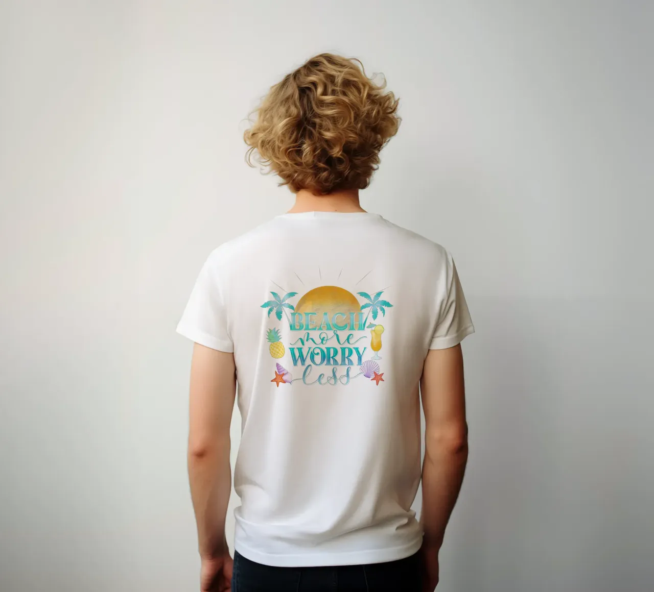 Spiaggiare di più. Worry Less. Lettering fresco con sensazione di spiaggia t-shirt da CalliLetters