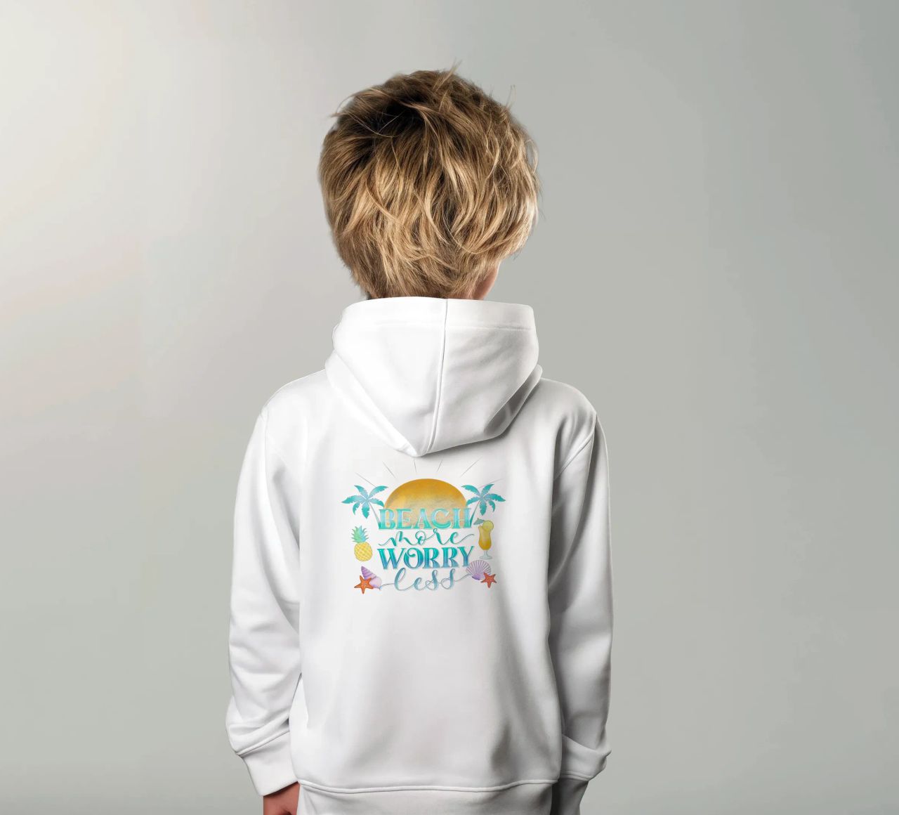 Spiaggiare di più. Worry Less. Lettering fresco con sensazione di spiaggia felpa bambino con cappuccio da CalliLetters