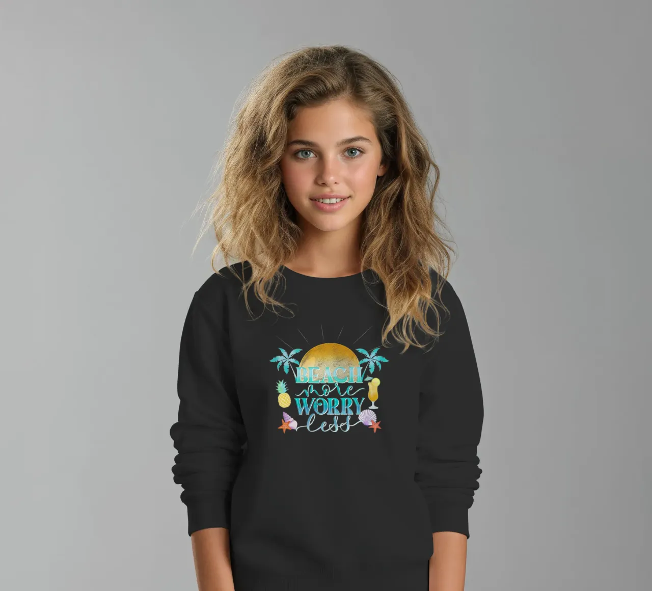 Spiaggiare di più. Worry Less. Lettering fresco con sensazione di spiaggia felpa bambino da CalliLetters
