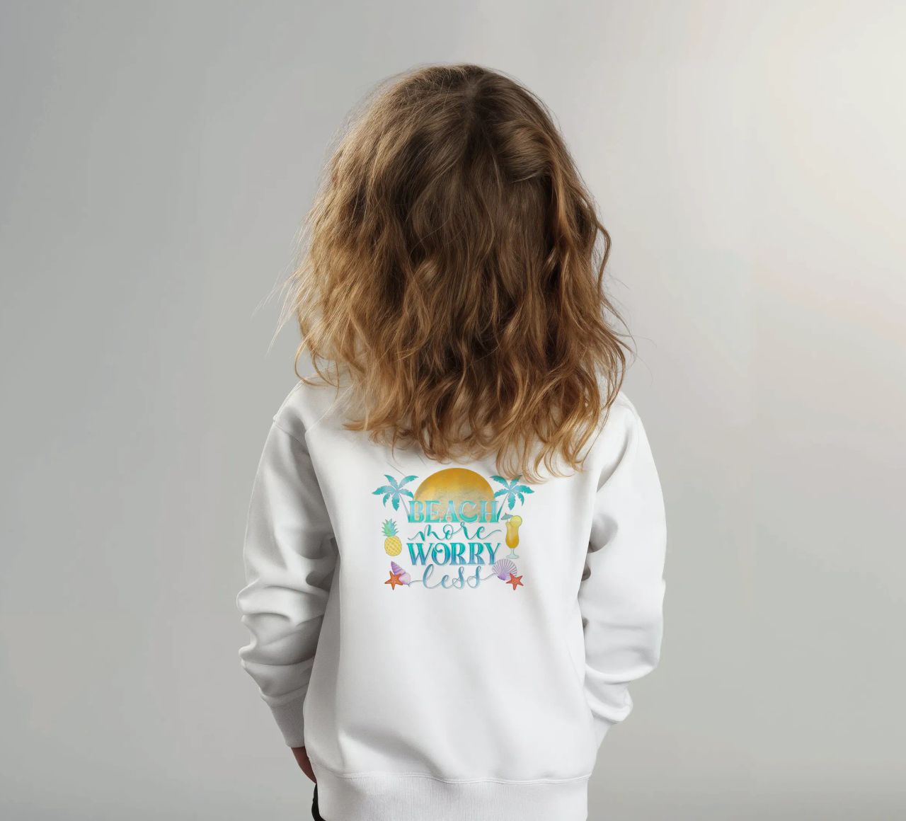 Spiaggiare di più. Worry Less. Lettering fresco con sensazione di spiaggia felpa bambino da CalliLetters