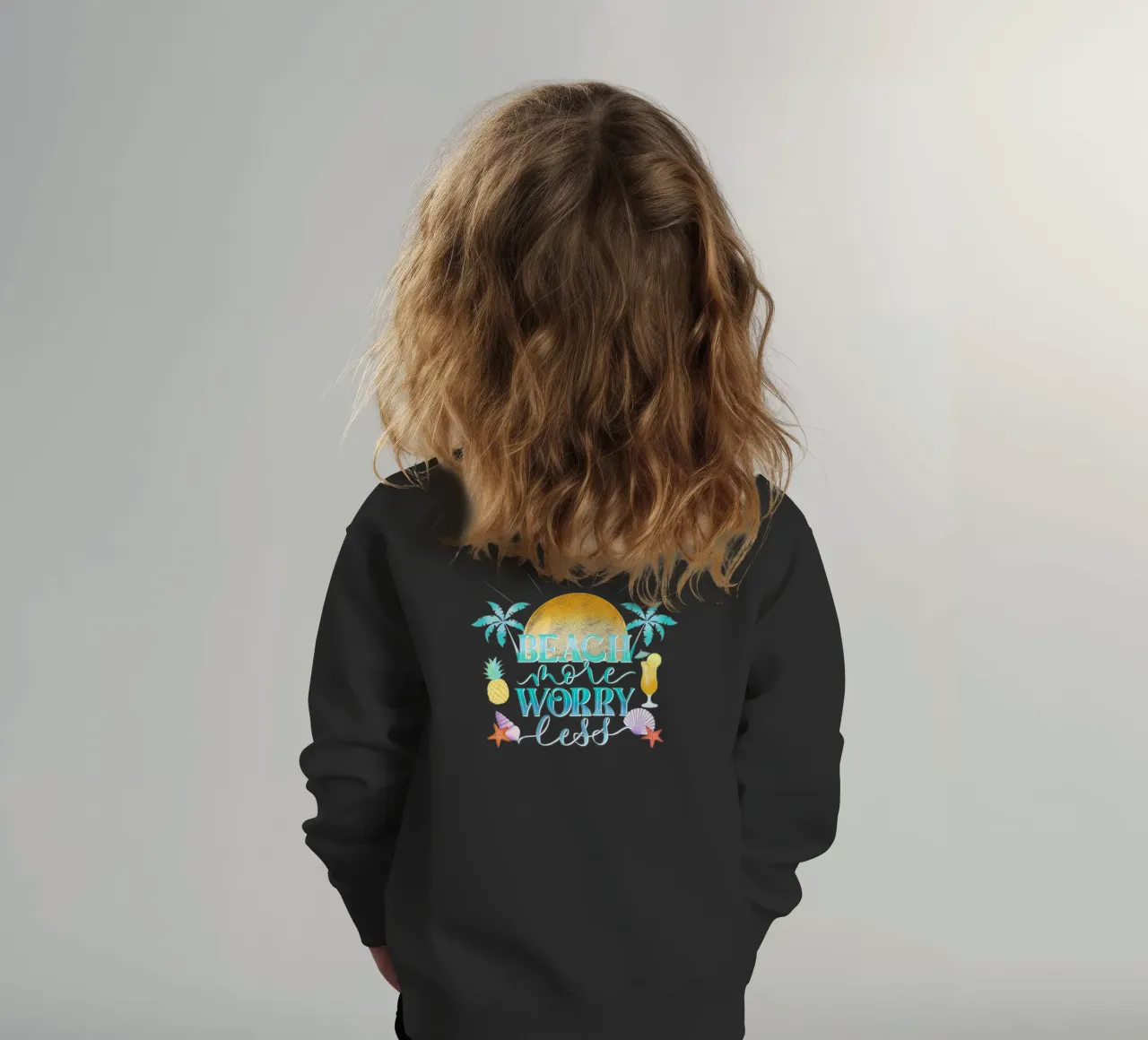 Spiaggiare di più. Worry Less. Lettering fresco con sensazione di spiaggia felpa bambino da CalliLetters