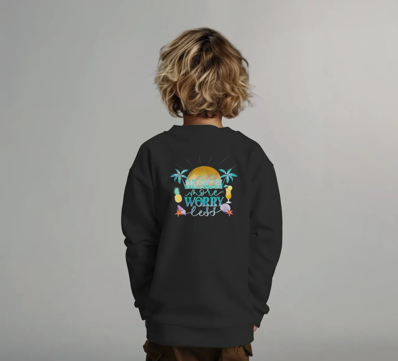 Spiaggiare di più. Worry Less. Lettering fresco con sensazione di spiaggia felpa bambino da CalliLetters