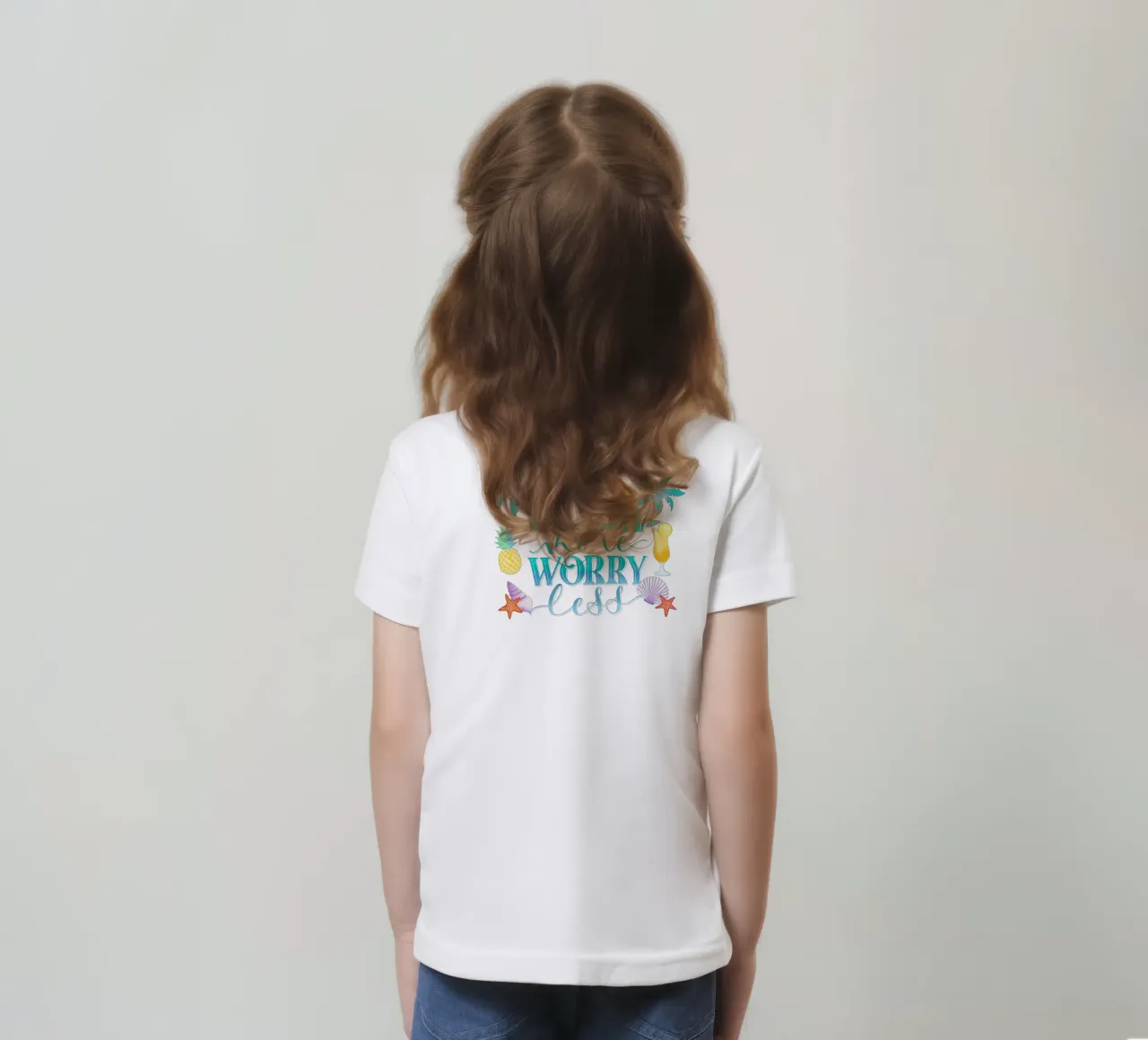Spiaggiare di più. Worry Less. Lettering fresco con sensazione di spiaggia t-shirt bambini da CalliLetters