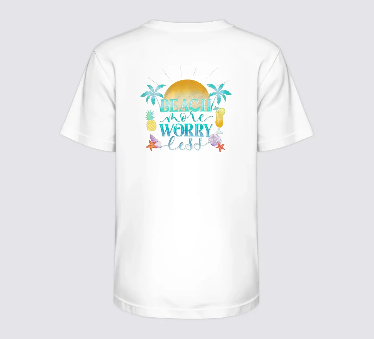 Spiaggiare di più. Worry Less. Lettering fresco con sensazione di spiaggia t-shirt bambini da CalliLetters