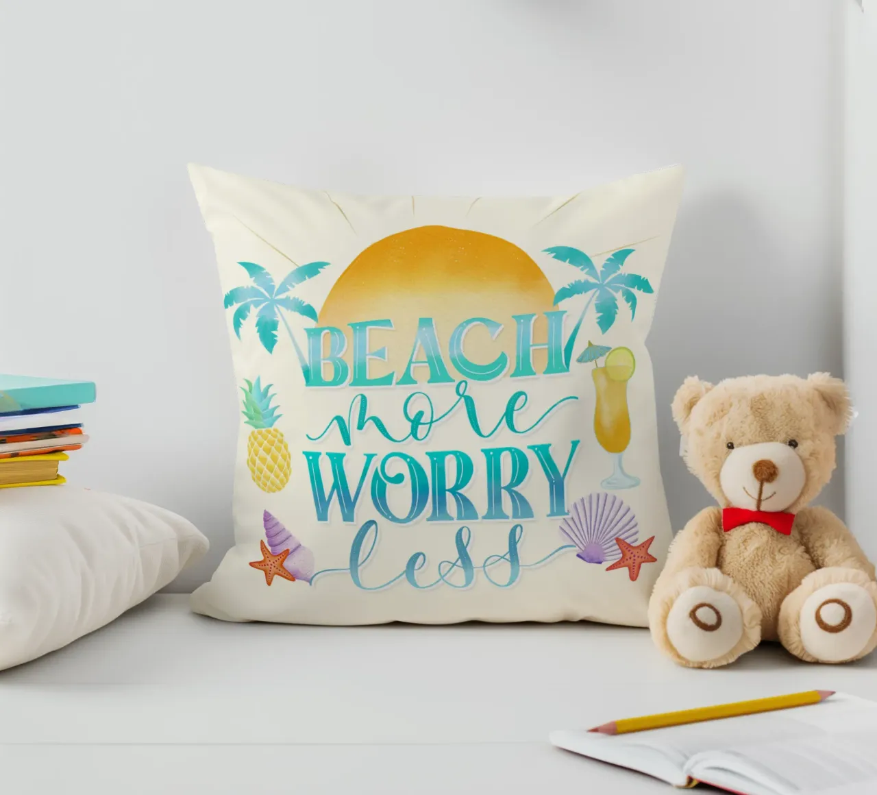 Spiaggiare di più. Worry Less. Lettering fresco con sensazione di spiaggia cuscino da CalliLetters