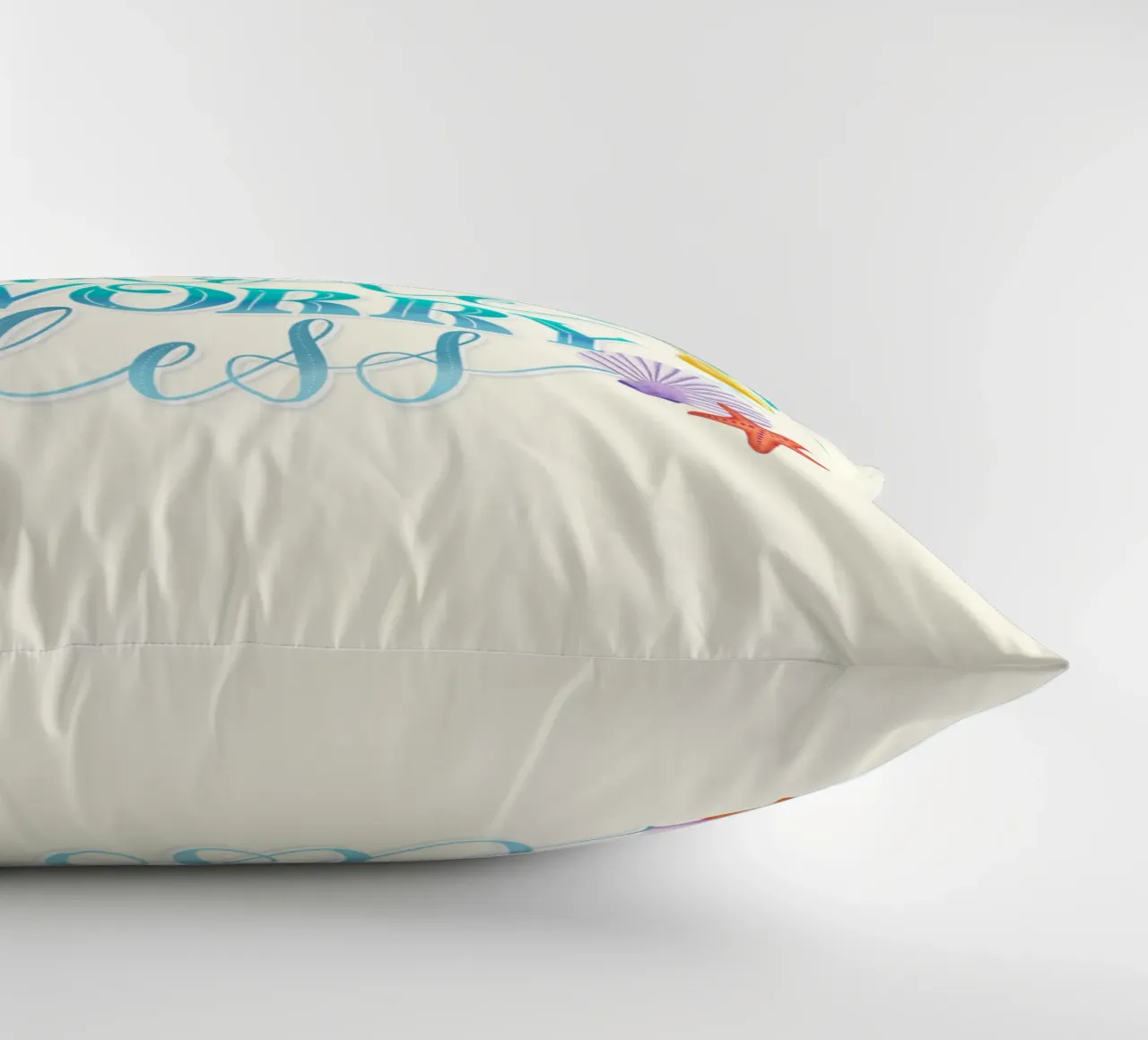 Spiaggiare di più. Worry Less. Lettering fresco con sensazione di spiaggia cuscino da CalliLetters