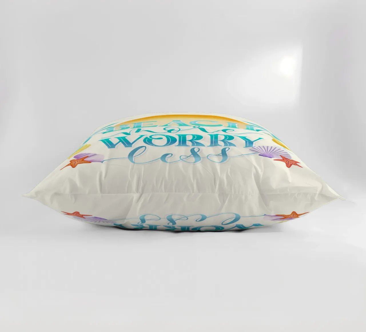 Spiaggiare di più. Worry Less. Lettering fresco con sensazione di spiaggia cuscino da CalliLetters