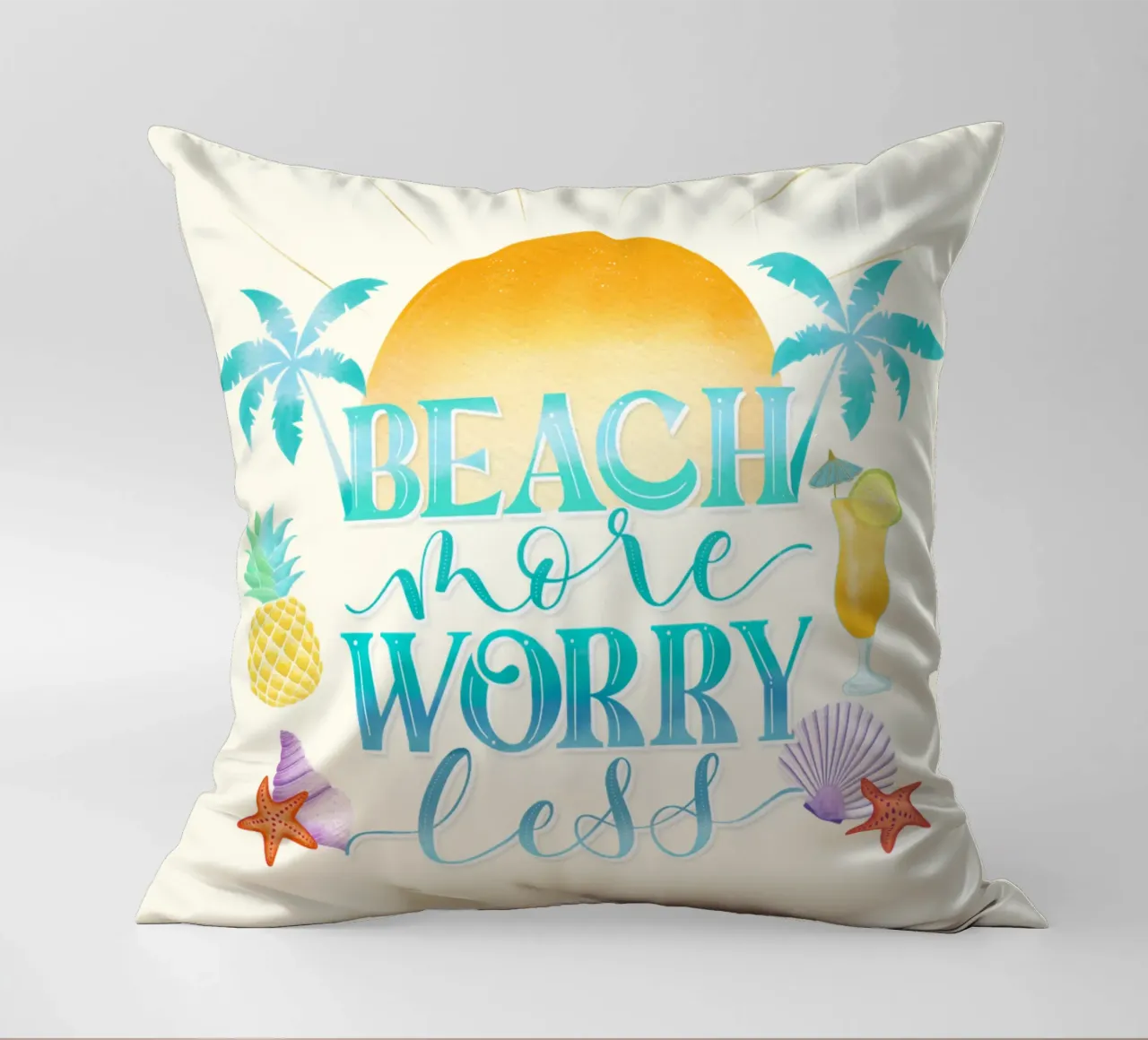 Spiaggiare di più. Worry Less. Lettering fresco con sensazione di spiaggia cuscino da CalliLetters