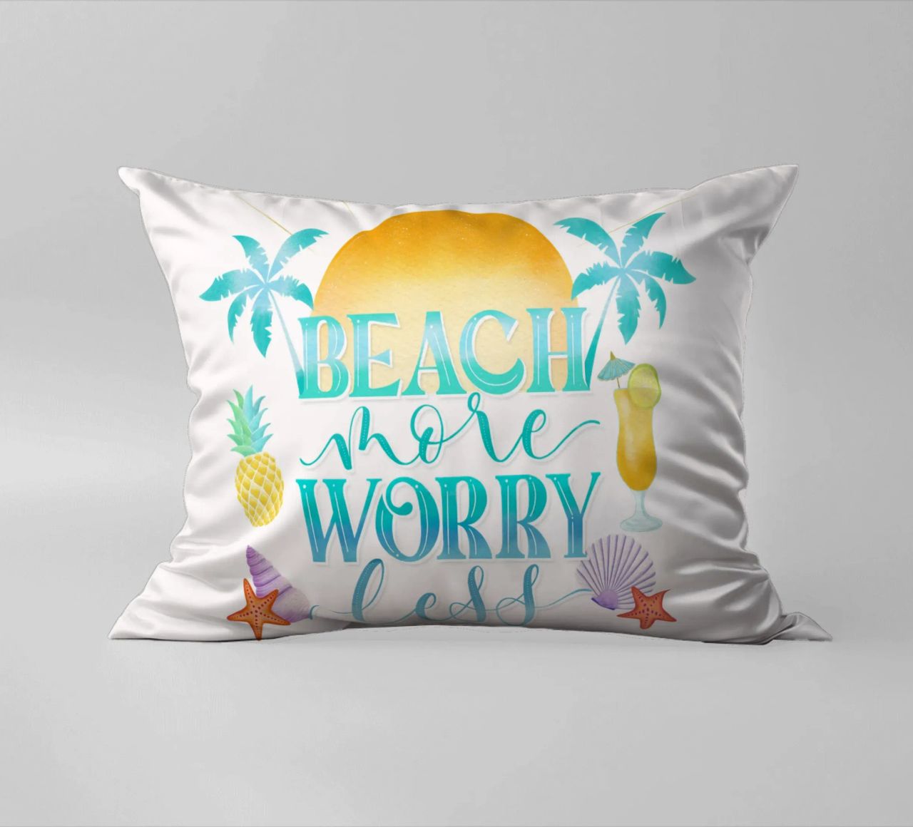 Spiaggiare di più. Worry Less. Lettering fresco con sensazione di spiaggia cuscino da CalliLetters