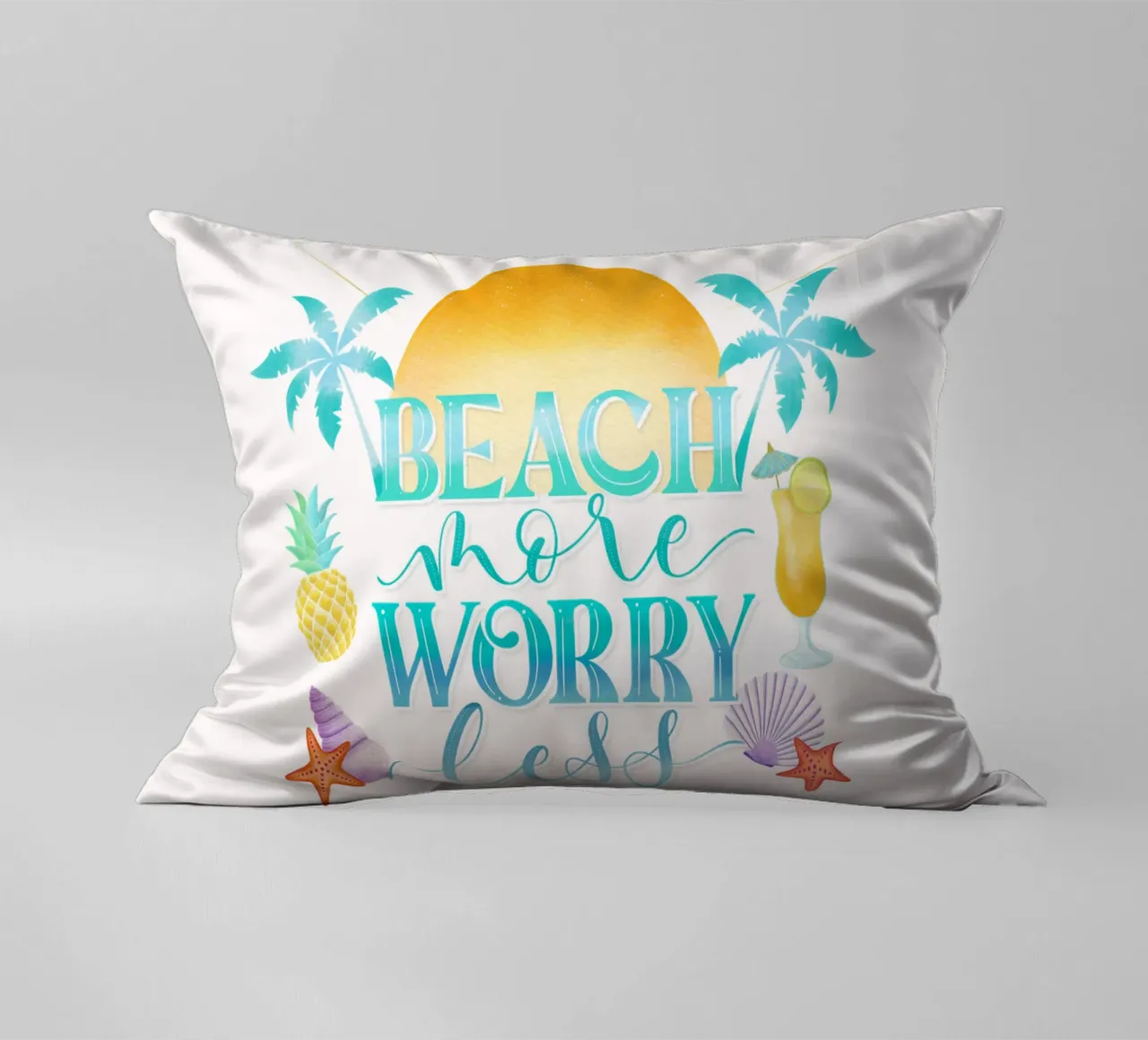 Spiaggiare di più. Worry Less. Lettering fresco con sensazione di spiaggia cuscino da CalliLetters