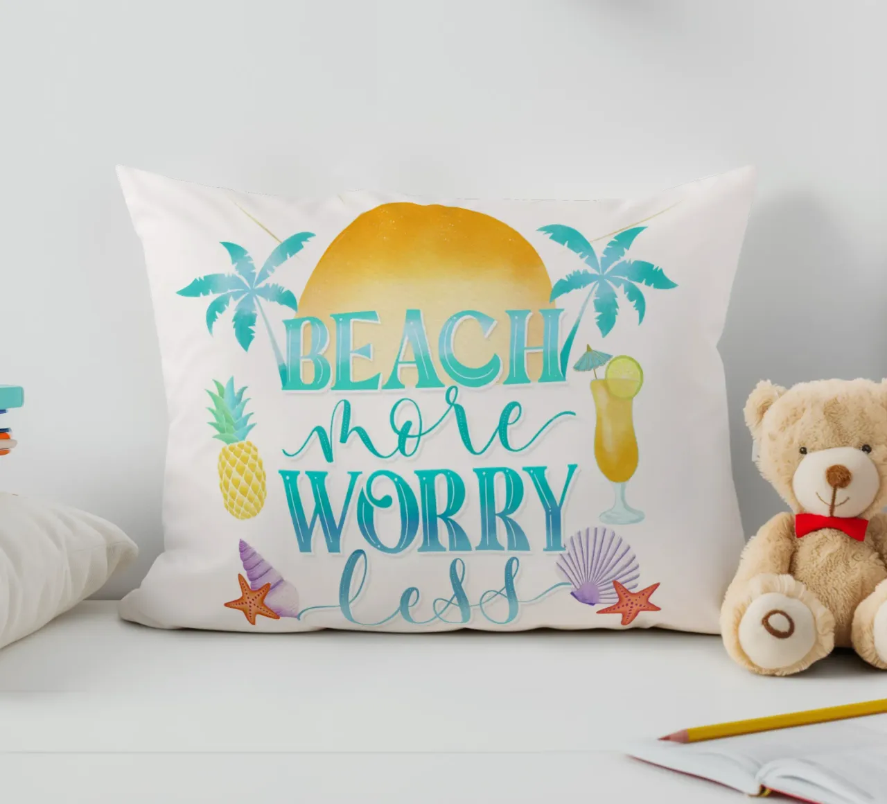 Spiaggiare di più. Worry Less. Lettering fresco con sensazione di spiaggia cuscino da CalliLetters