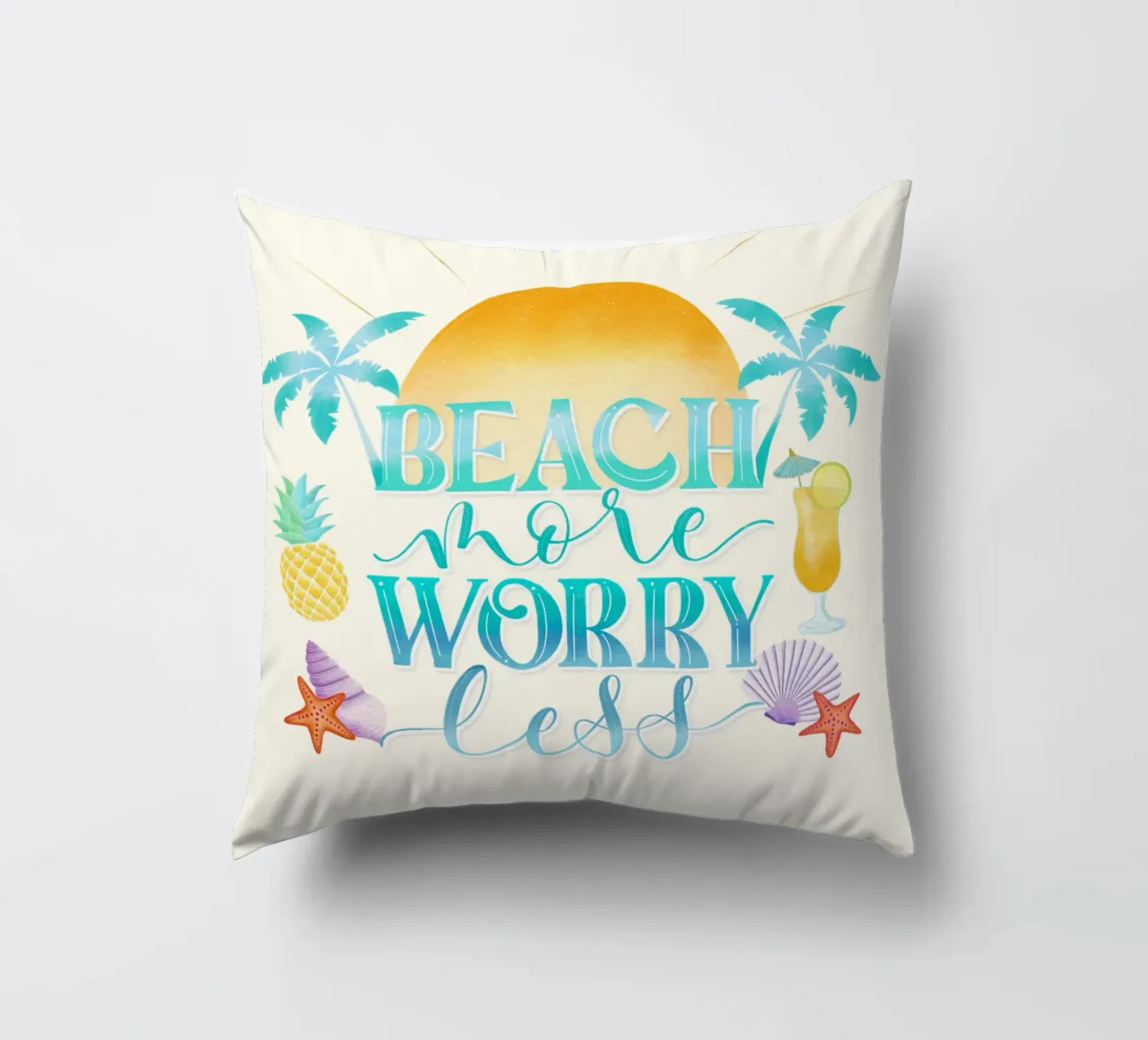 Spiaggiare di più. Worry Less. Lettering fresco con sensazione di spiaggia cuscino da CalliLetters
