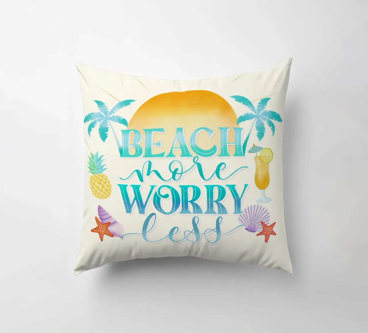 Spiaggiare di più. Worry Less. Lettering fresco con sensazione di spiaggia cuscino da CalliLetters