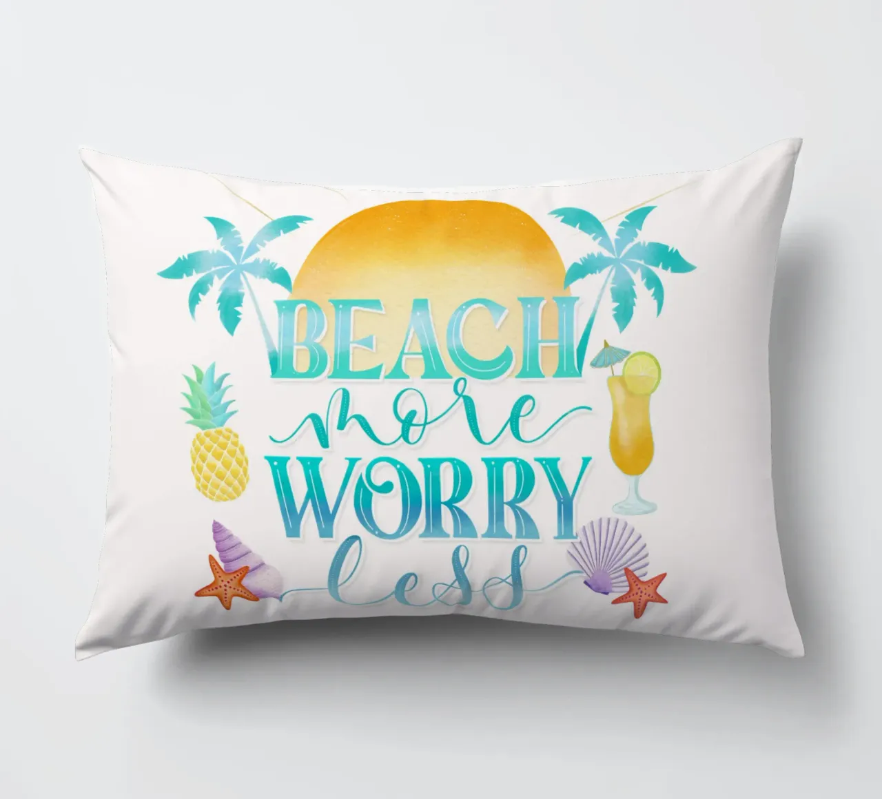 Spiaggiare di più. Worry Less. Lettering fresco con sensazione di spiaggia cuscino da CalliLetters