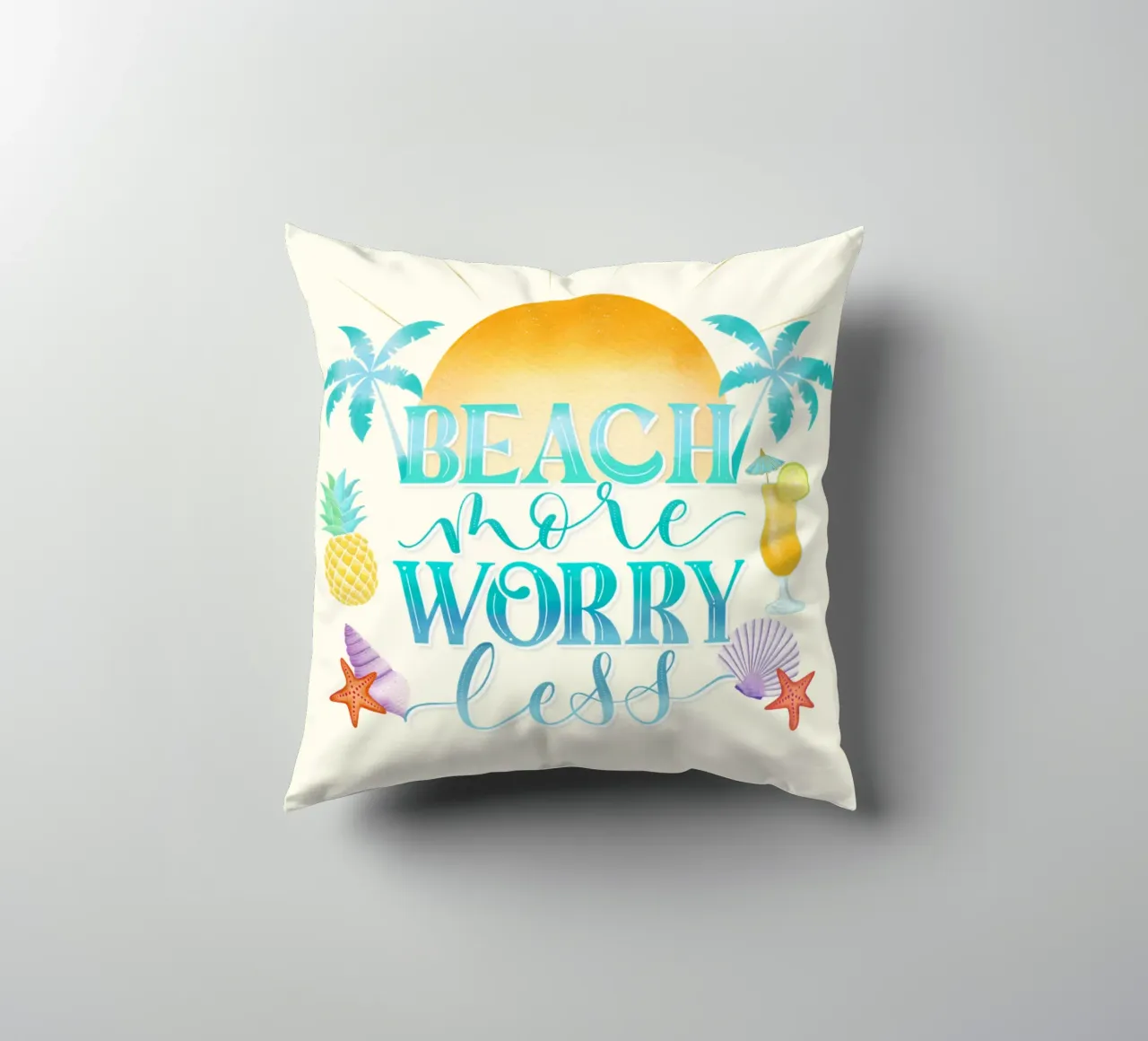 Spiaggiare di più. Worry Less. Lettering fresco con sensazione di spiaggia cuscino da CalliLetters