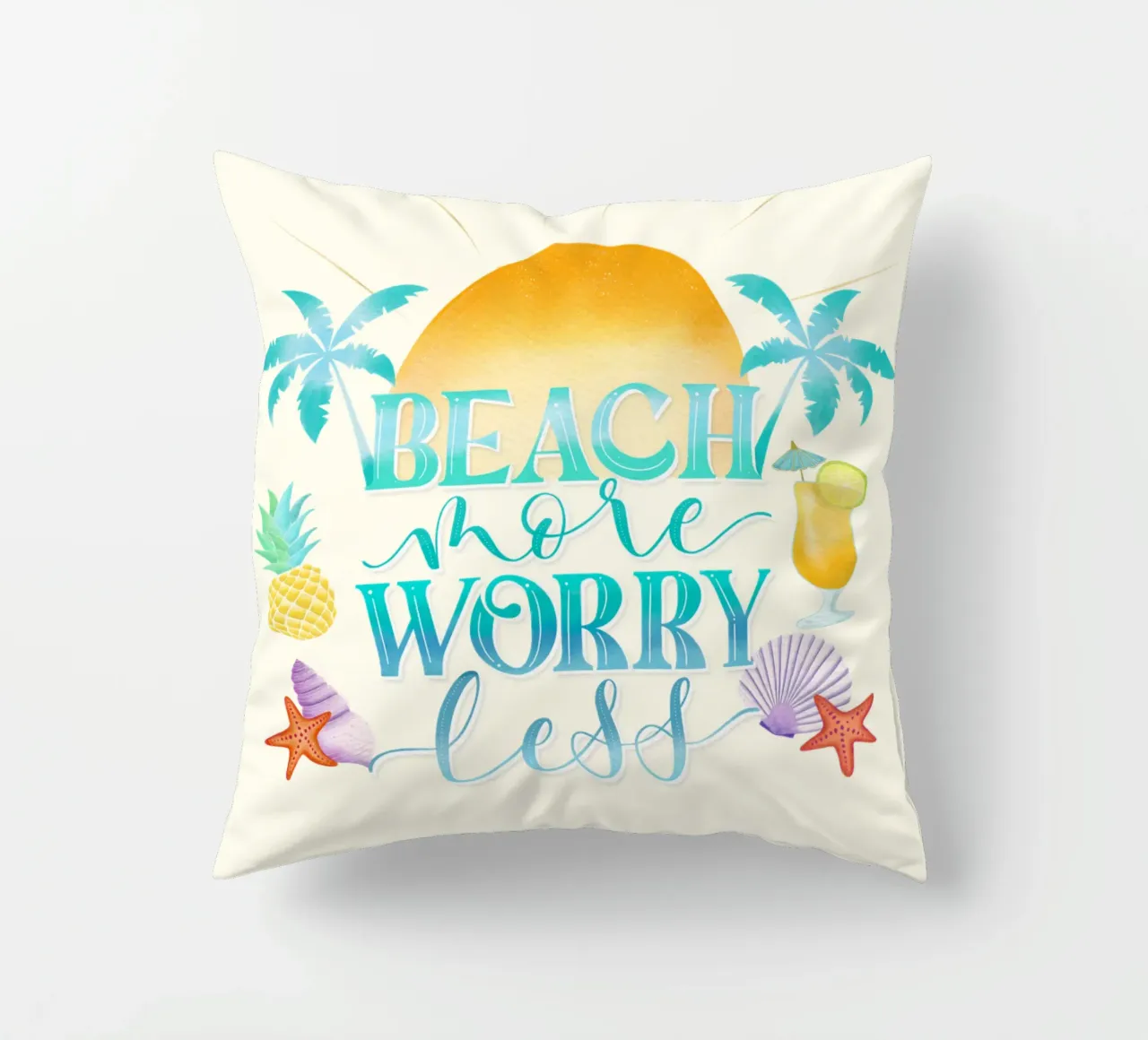 Spiaggiare di più. Worry Less. Lettering fresco con sensazione di spiaggia cuscino da CalliLetters