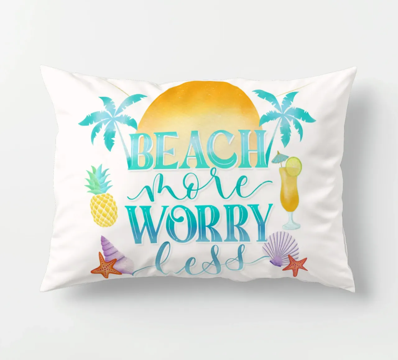 Spiaggiare di più. Worry Less. Lettering fresco con sensazione di spiaggia cuscino da CalliLetters