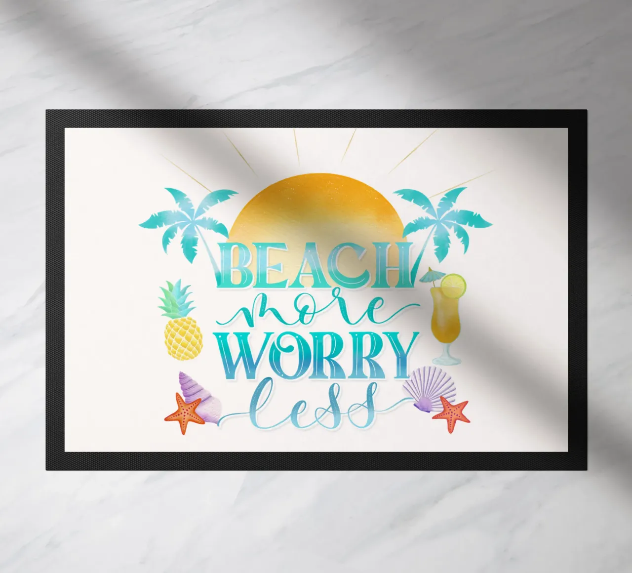 Spiaggiare di più. Worry Less. Lettering fresco con sensazione di spiaggia zerbino da CalliLetters