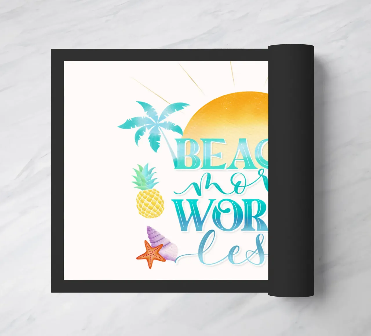 Spiaggiare di più. Worry Less. Lettering fresco con sensazione di spiaggia zerbino da CalliLetters