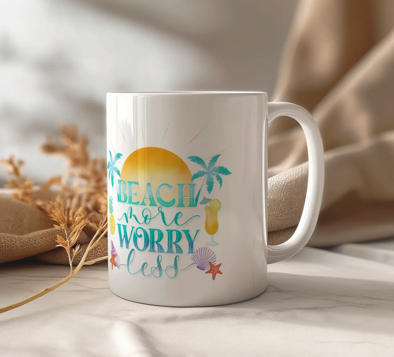 Mehr Strand. Worry Less. Cooles Lettering mit Strandfeeling Keramik Tasse von CalliLetters