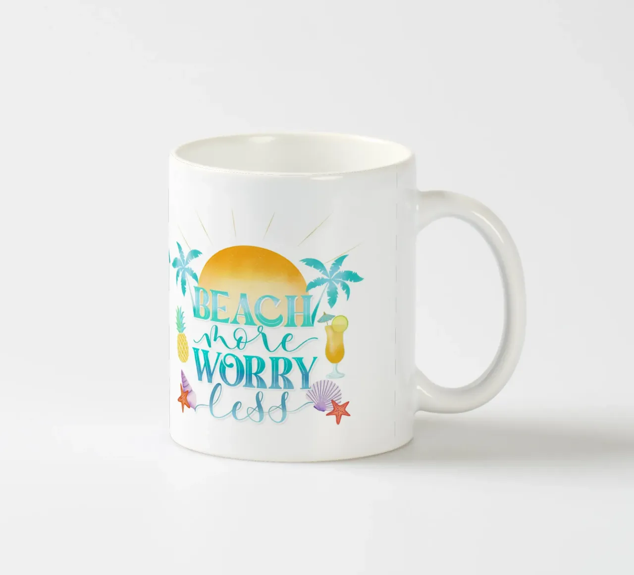 Mehr Strand. Worry Less. Cooles Lettering mit Strandfeeling Keramik Tasse von CalliLetters
