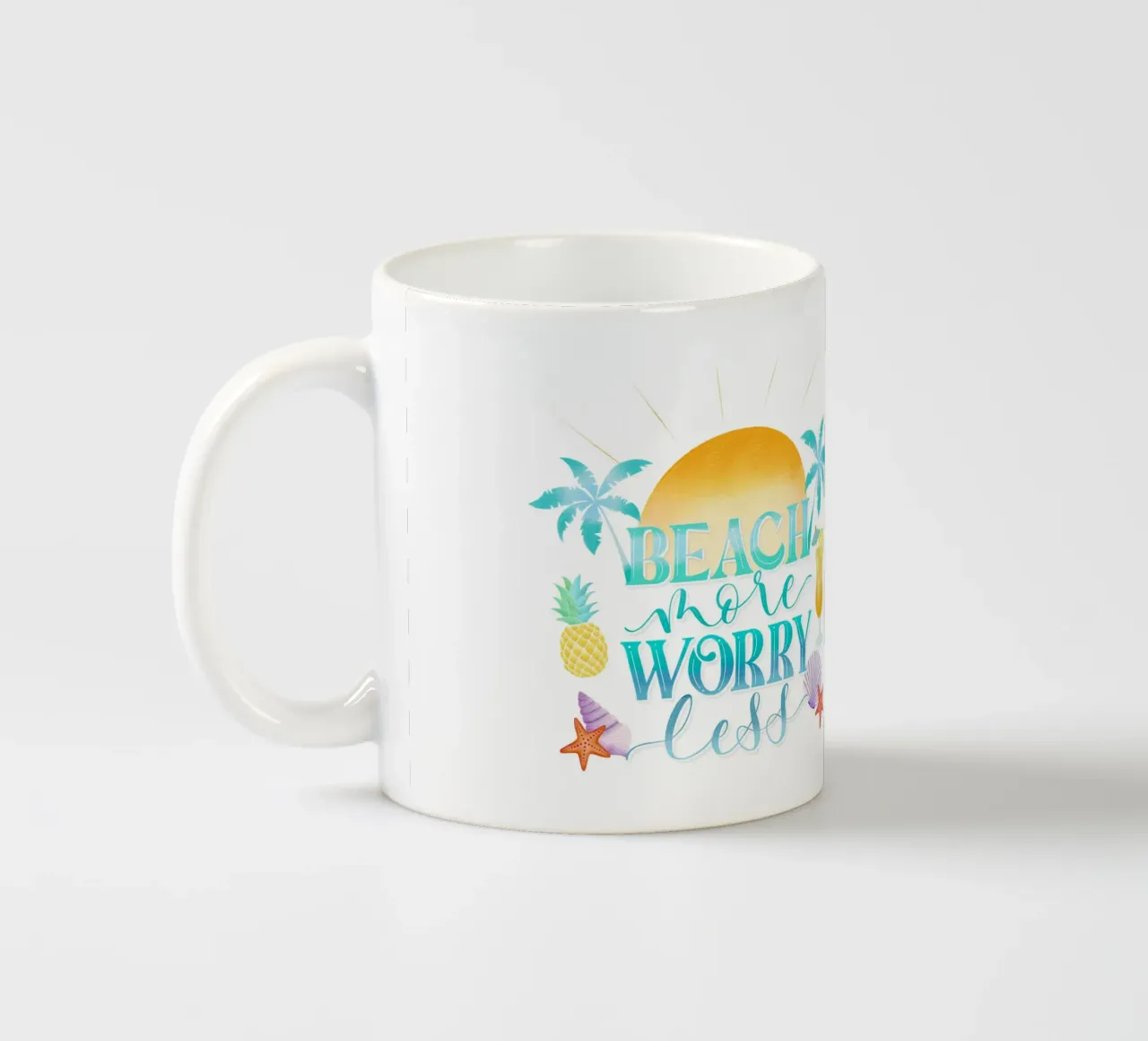 Mehr Strand. Worry Less. Cooles Lettering mit Strandfeeling Keramik Tasse von CalliLetters