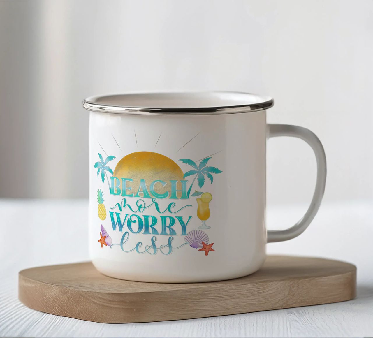 Spiaggiare di più. Worry Less. Lettering fresco con sensazione di spiaggia tazza in smalto da CalliLetters