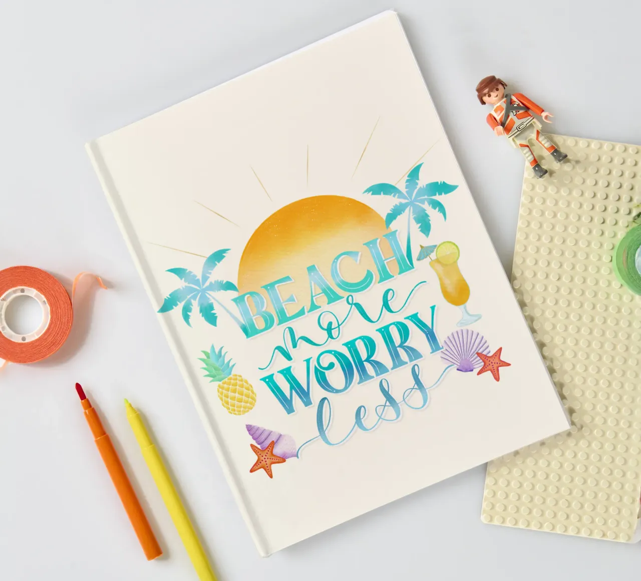 Spiaggiare di più. Worry Less. Lettering fresco con sensazione di spiaggia diario da CalliLetters
