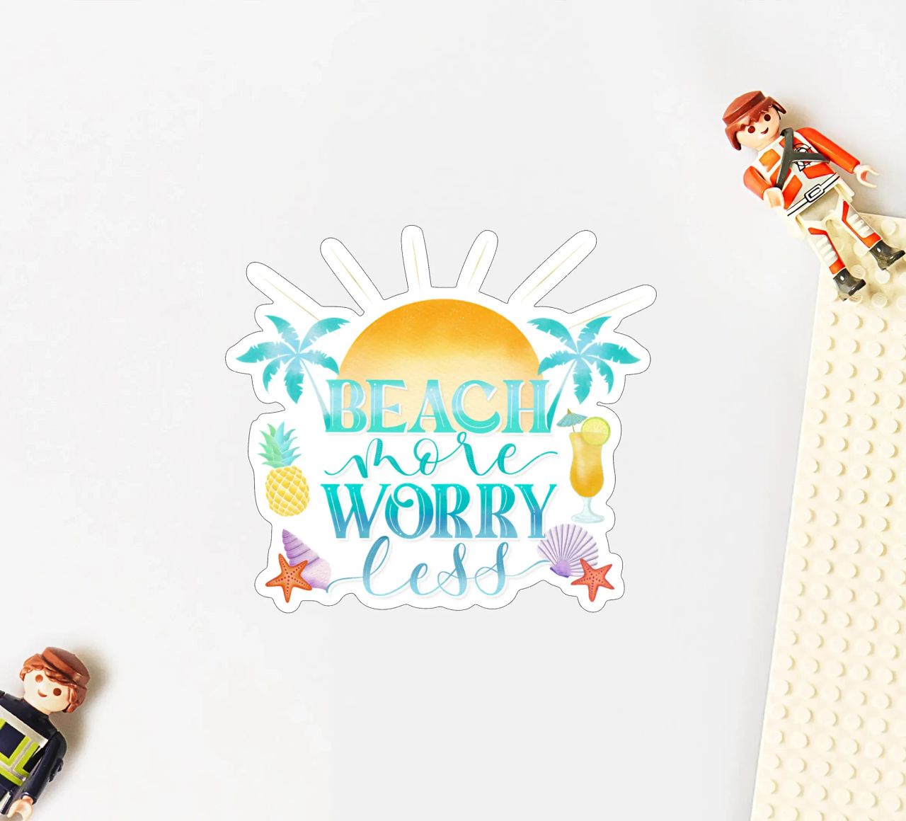 Spiaggiare di più. Worry Less. Lettering fresco con sensazione di spiaggia adesivo da CalliLetters