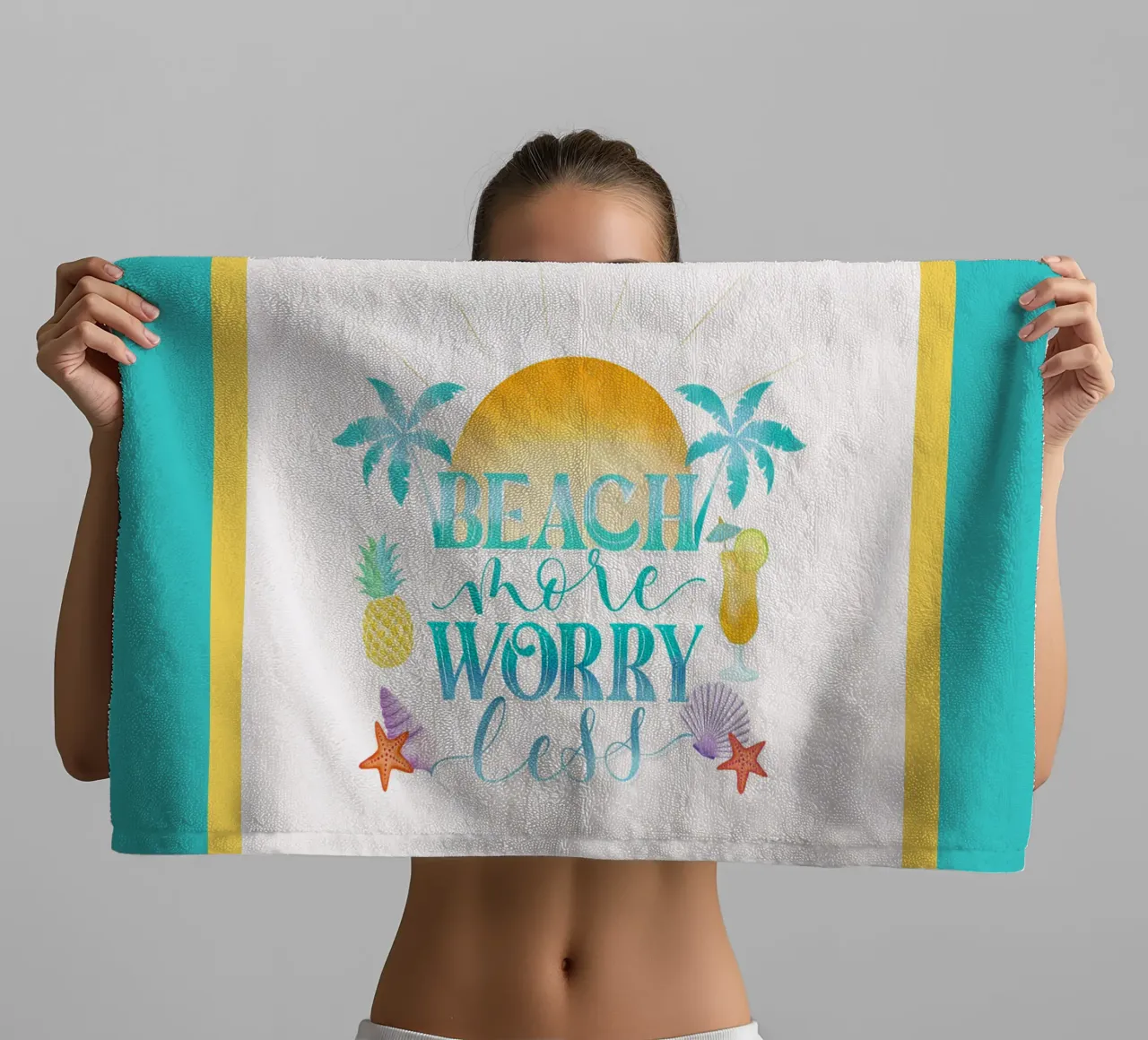 Meer strand. Minder zorgen. Coole belettering met strandgevoel badhanddoek van CalliLetters