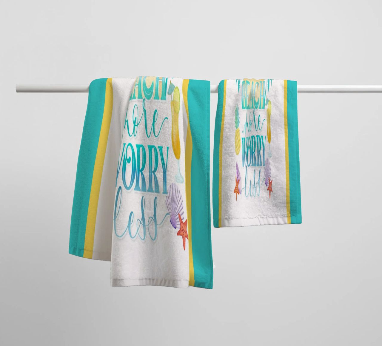 Spiaggiare di più. Worry Less. Lettering fresco con sensazione di spiaggia asciugamano da bagno da CalliLetters