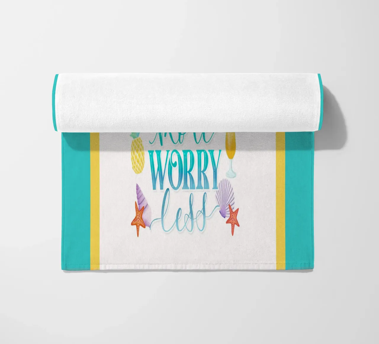 Spiaggiare di più. Worry Less. Lettering fresco con sensazione di spiaggia telo mare da CalliLetters