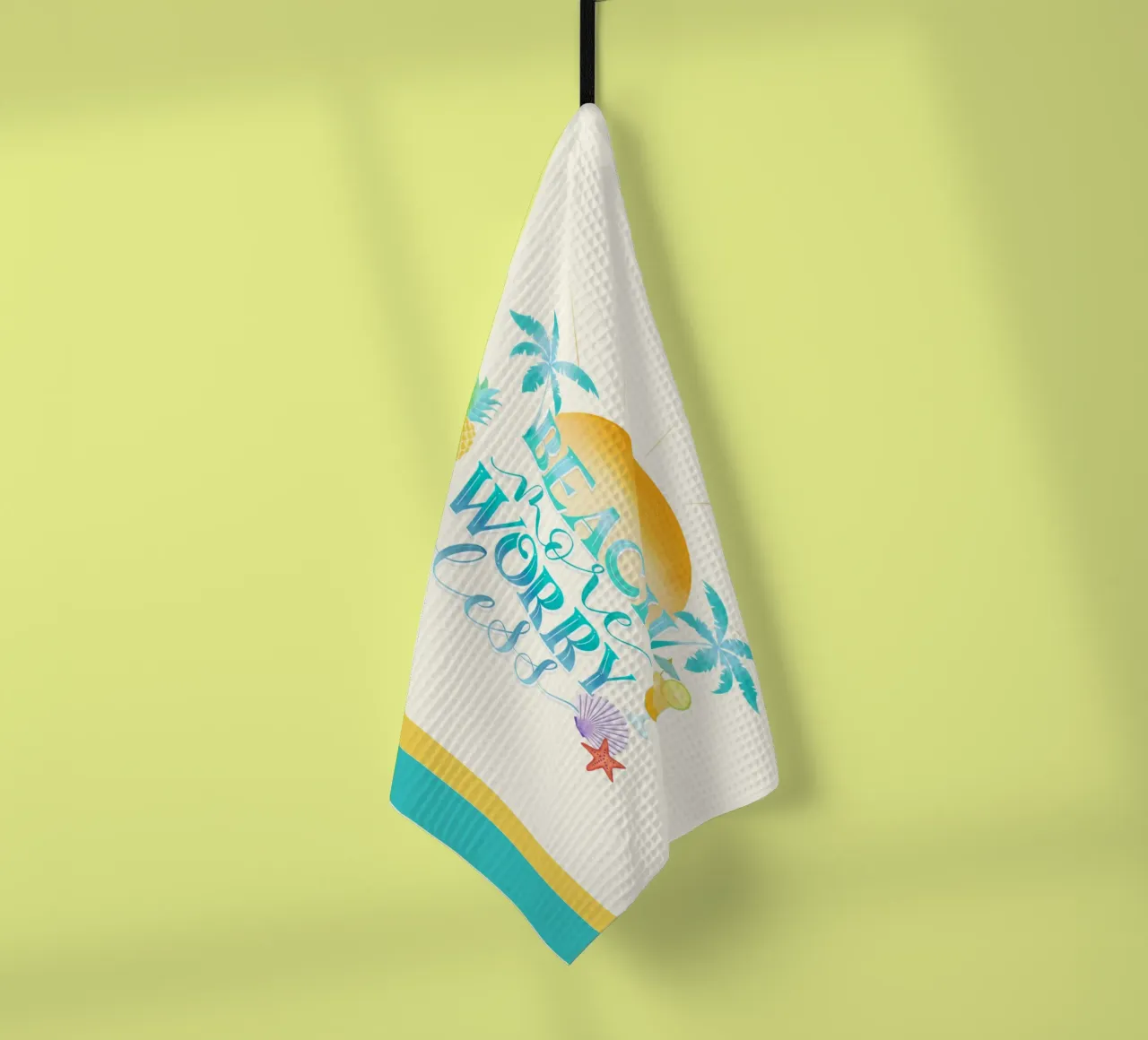 Spiaggiare di più. Worry Less. Lettering fresco con sensazione di spiaggia canovaccio da cucina da CalliLetters