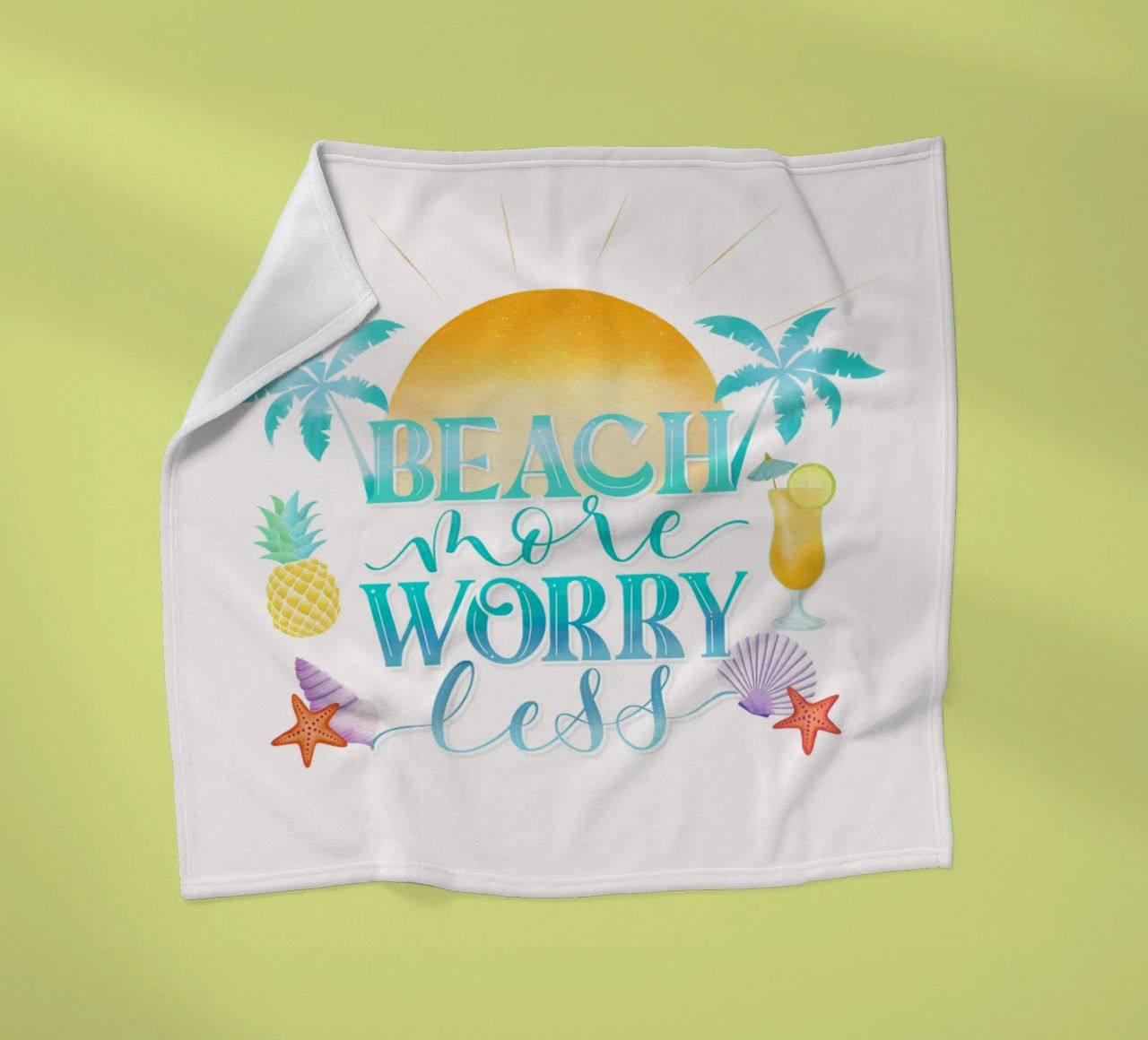 Spiaggiare di più. Worry Less. Lettering fresco con sensazione di spiaggia coperta in pile da CalliLetters