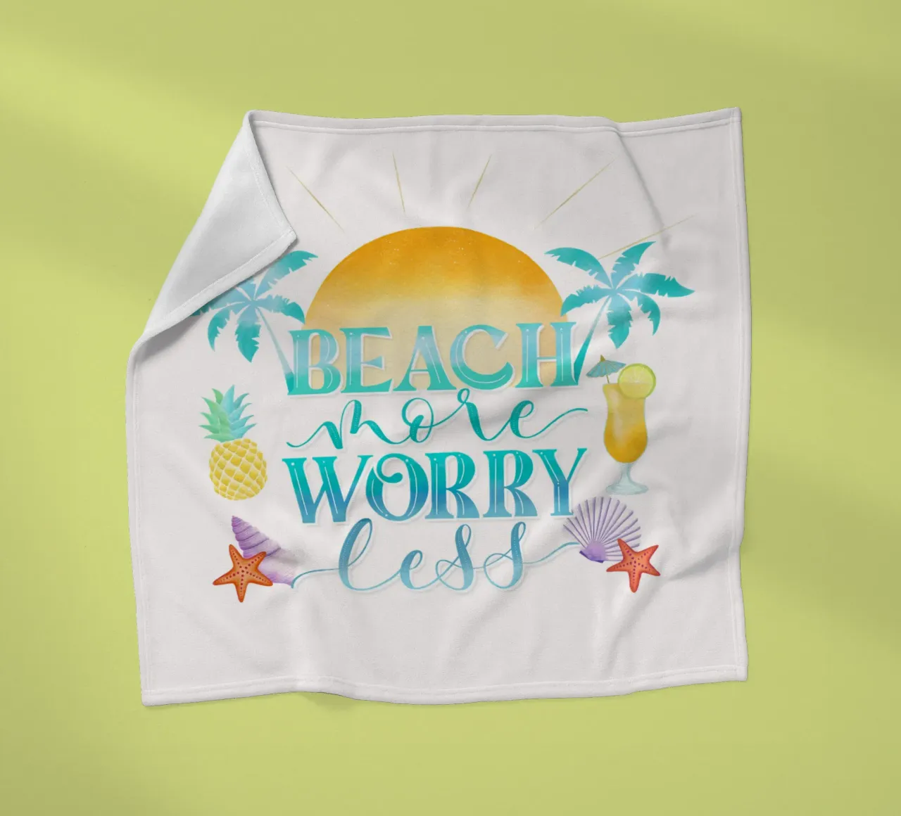 Mehr Strand. Worry Less. Cooles Lettering mit Strandfeeling Fleecedecke von CalliLetters