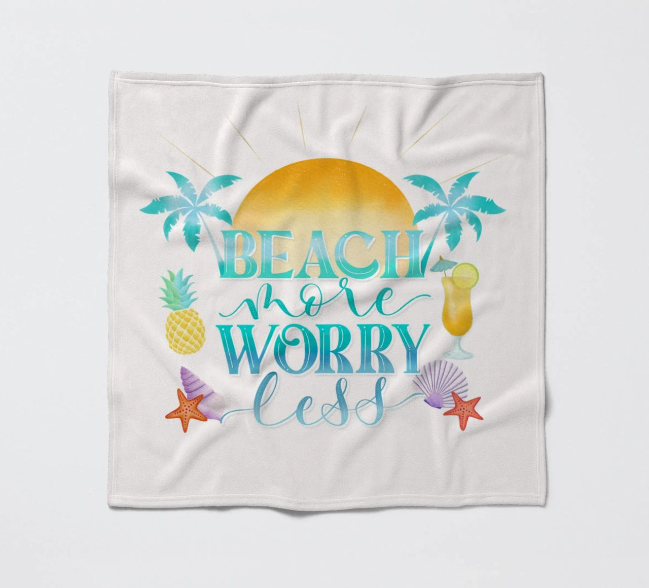 Spiaggiare di più. Worry Less. Lettering fresco con sensazione di spiaggia coperta in pile da CalliLetters