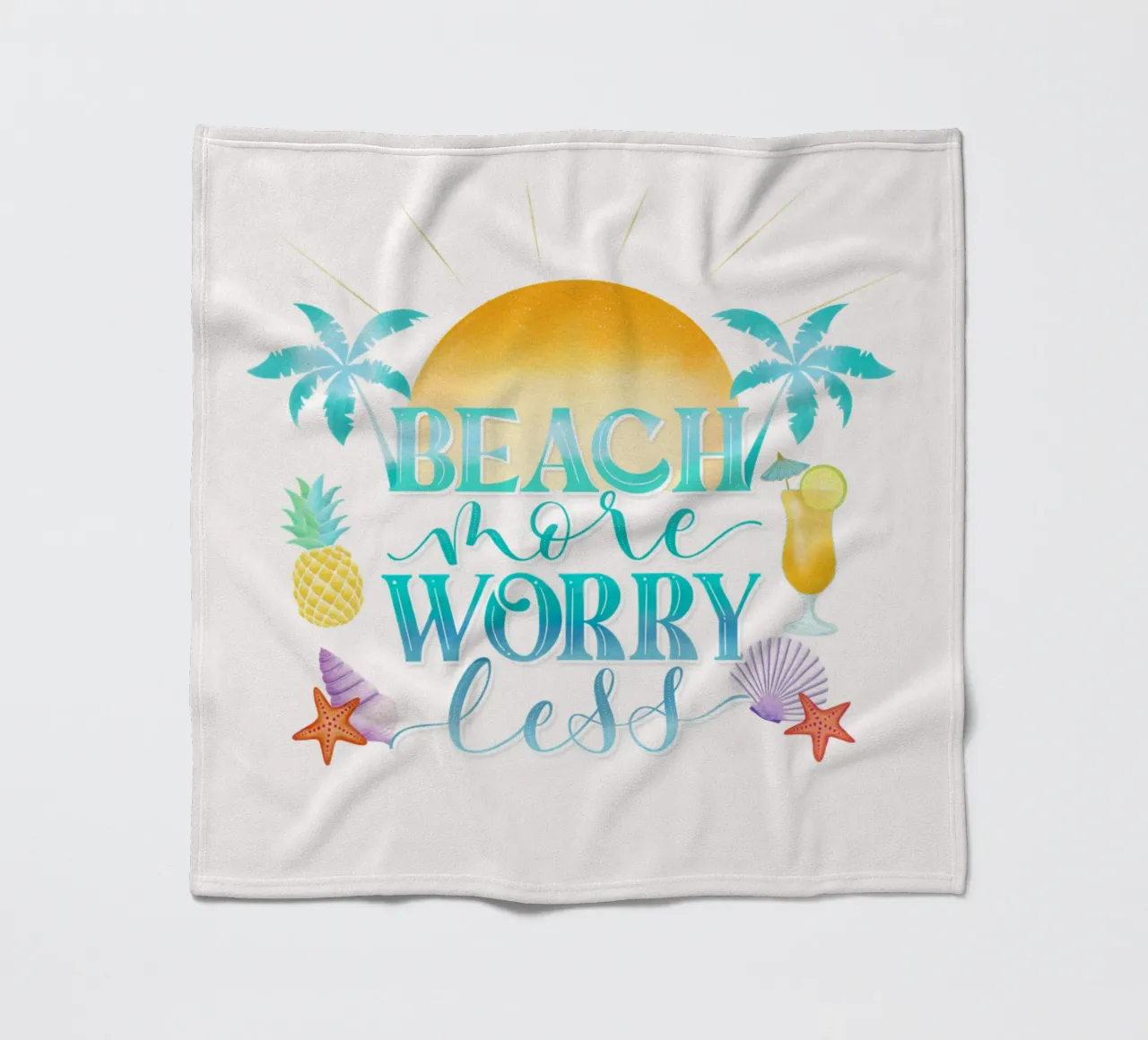 Mehr Strand. Worry Less. Cooles Lettering mit Strandfeeling Fleecedecke von CalliLetters
