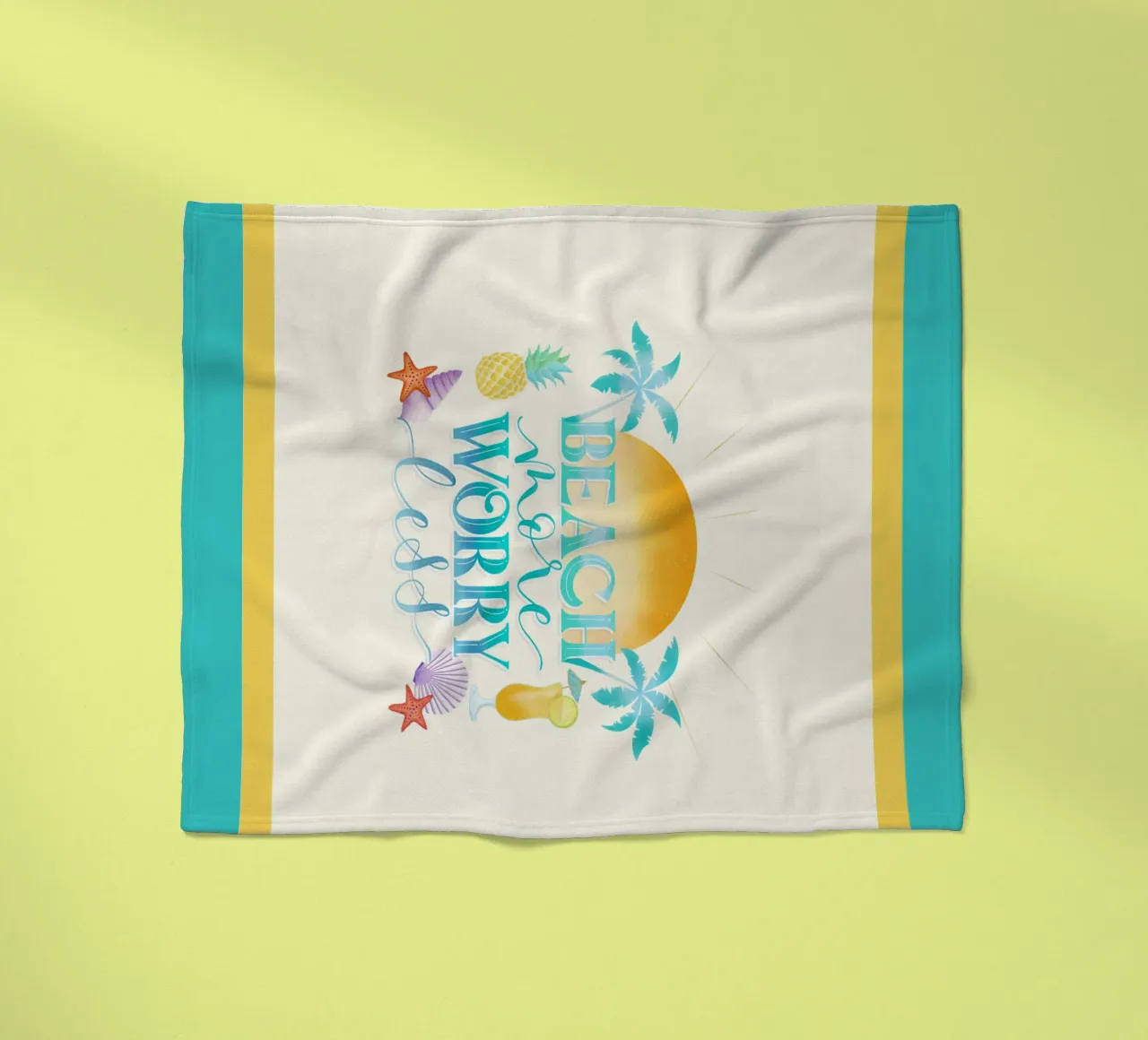 Mehr Strand. Worry Less. Cooles Lettering mit Strandfeeling Fleecedecke von CalliLetters