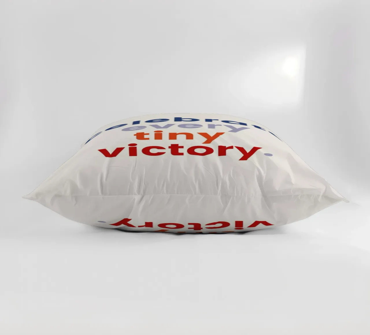 Every Tiny Victory cuscino da daylight design studio