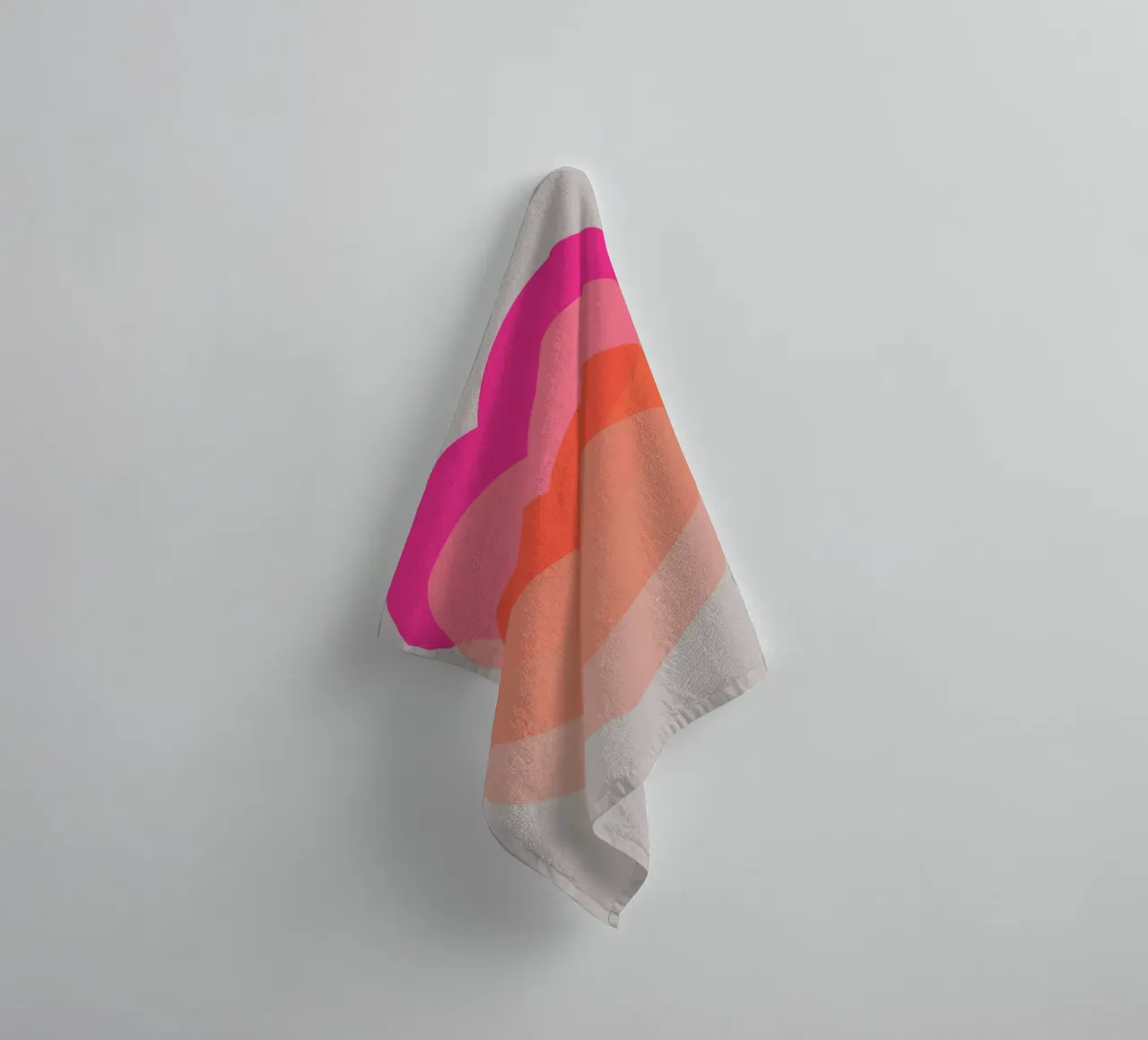 Cuore pulsante asciugamano da bagno da Rose Beck Art