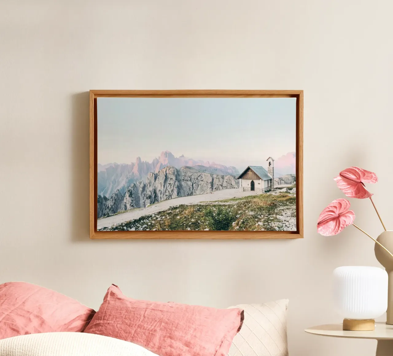 Dolomiti, Italia I Paesaggio alpino e chiesa di Tre Cime tela con Cornice a cassetta da Julie Travel Photography