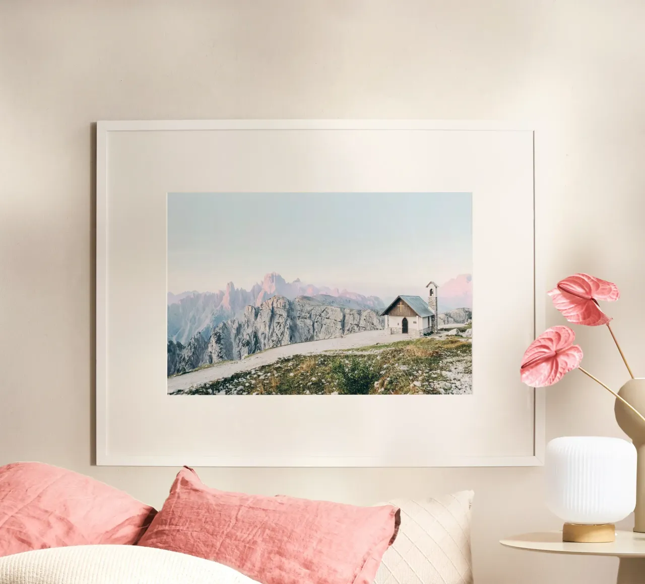 Dolomiti, Italia I Paesaggio alpino e chiesa di Tre Cime poster con telaio in alluminio da Julie Travel Photography