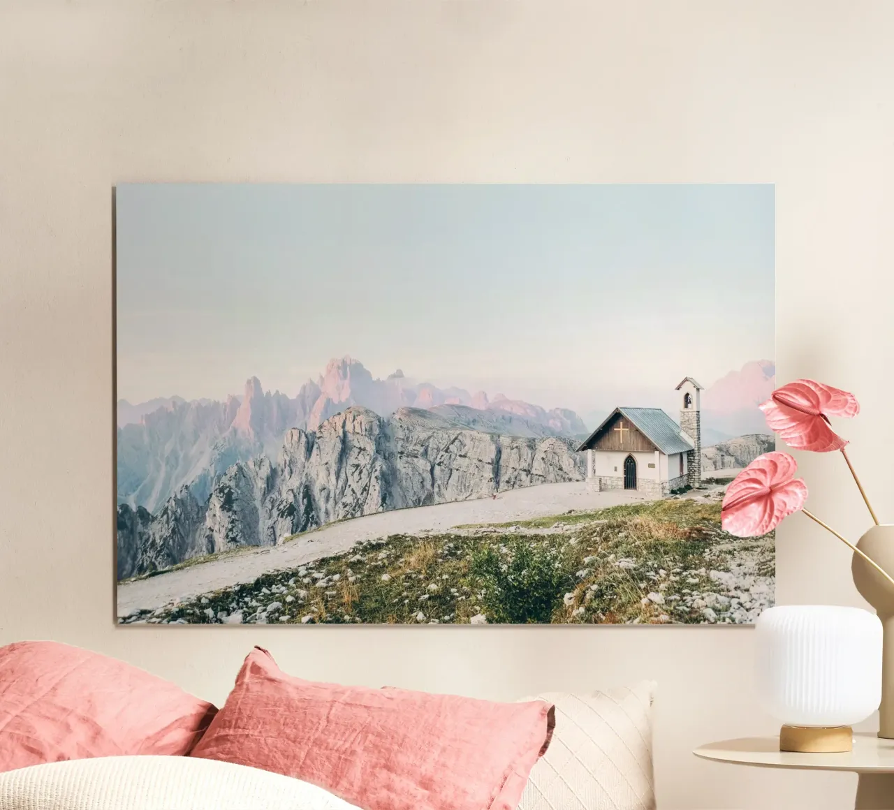 Dolomiti, Italia I Paesaggio alpino e chiesa di Tre Cime poster con telaio in alluminio da Julie Travel Photography