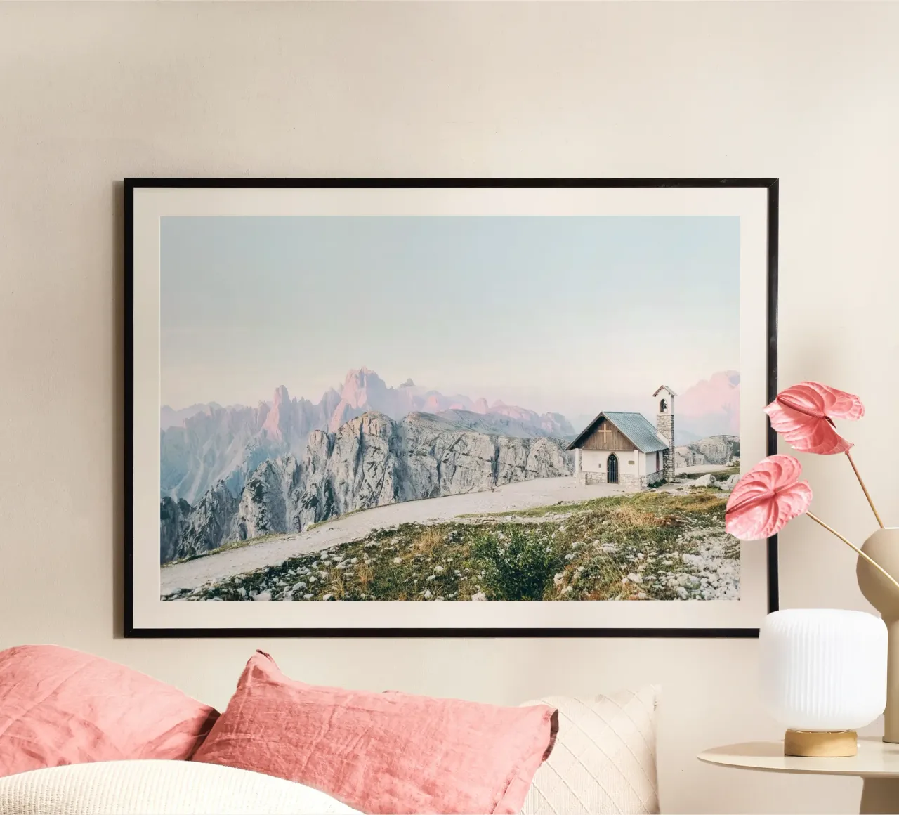 Dolomiti, Italia I Paesaggio alpino e chiesa di Tre Cime poster con telaio in alluminio da Julie Travel Photography