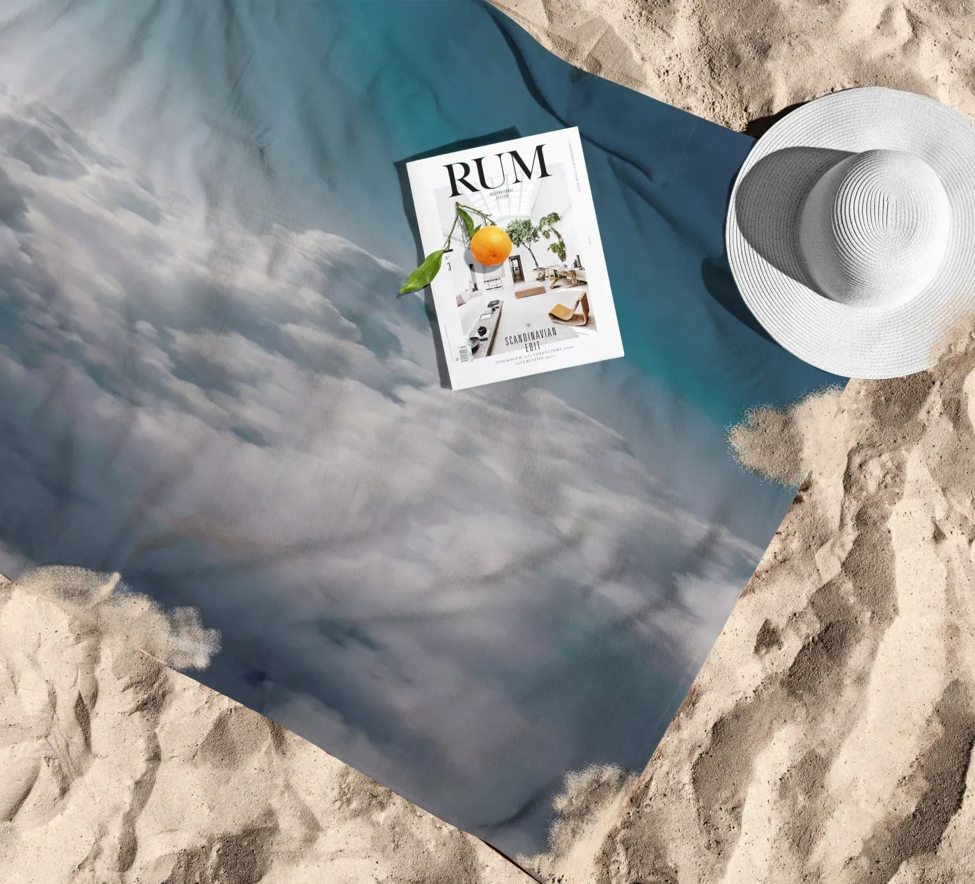 Clouds I Strandtuch von Sebastian Hilgetag