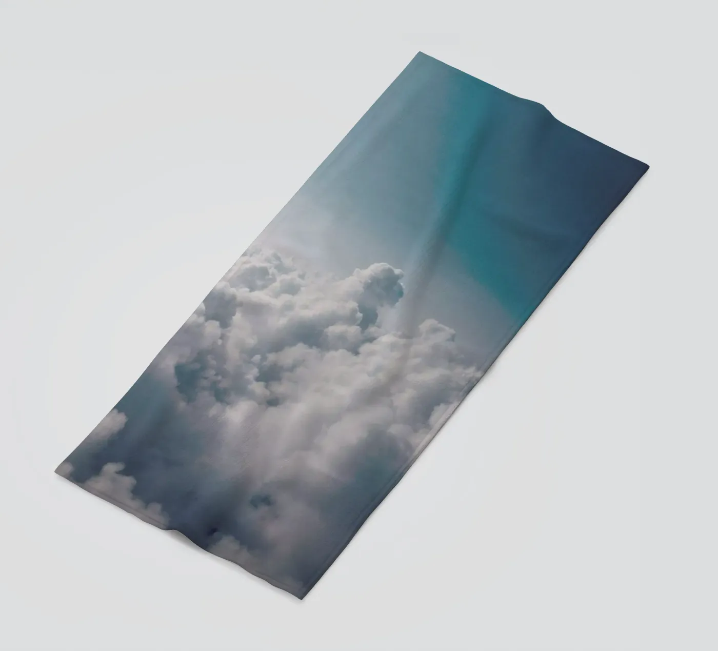 Clouds I Strandtuch von Sebastian Hilgetag