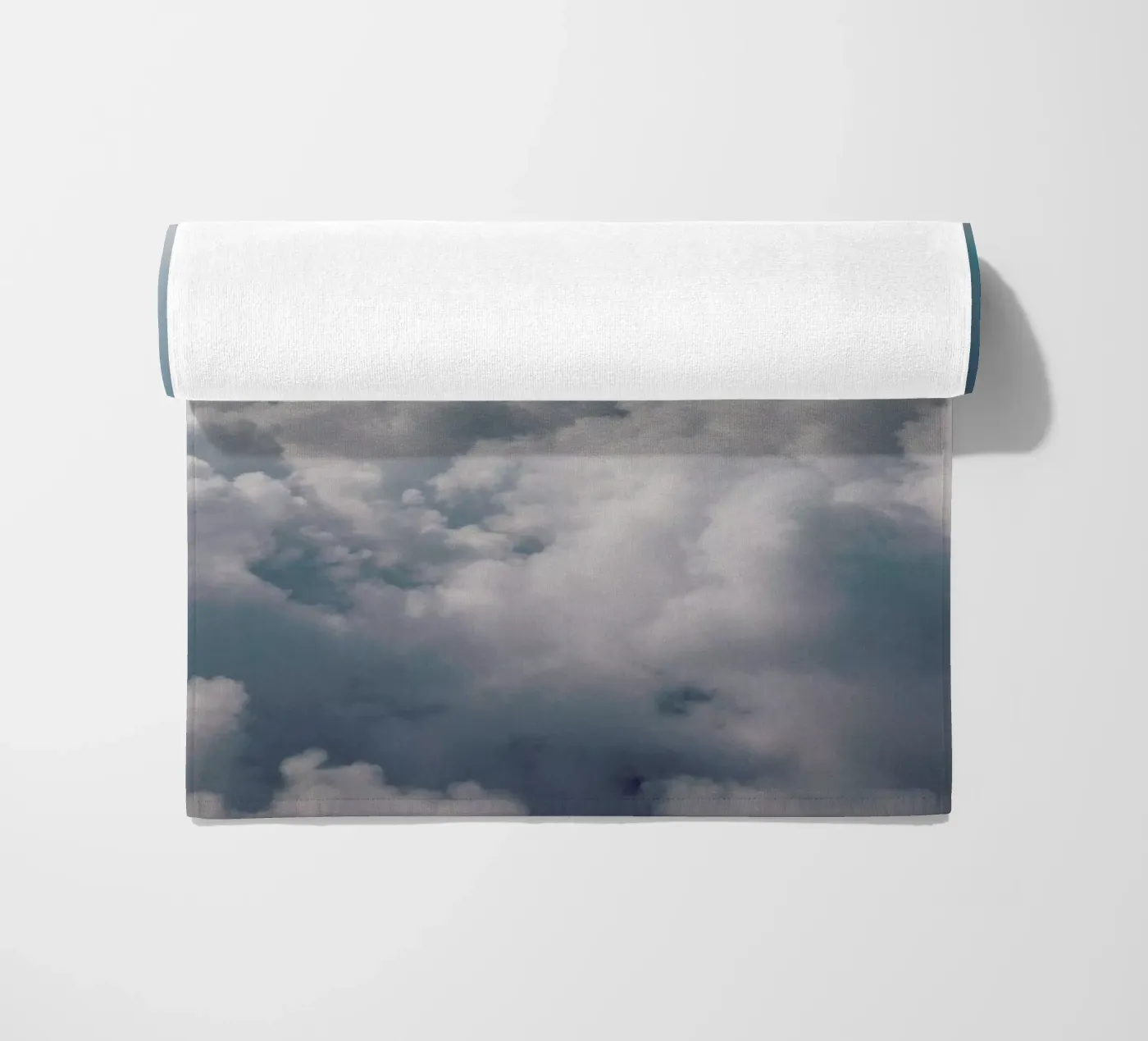 Clouds I Strandtuch von Sebastian Hilgetag